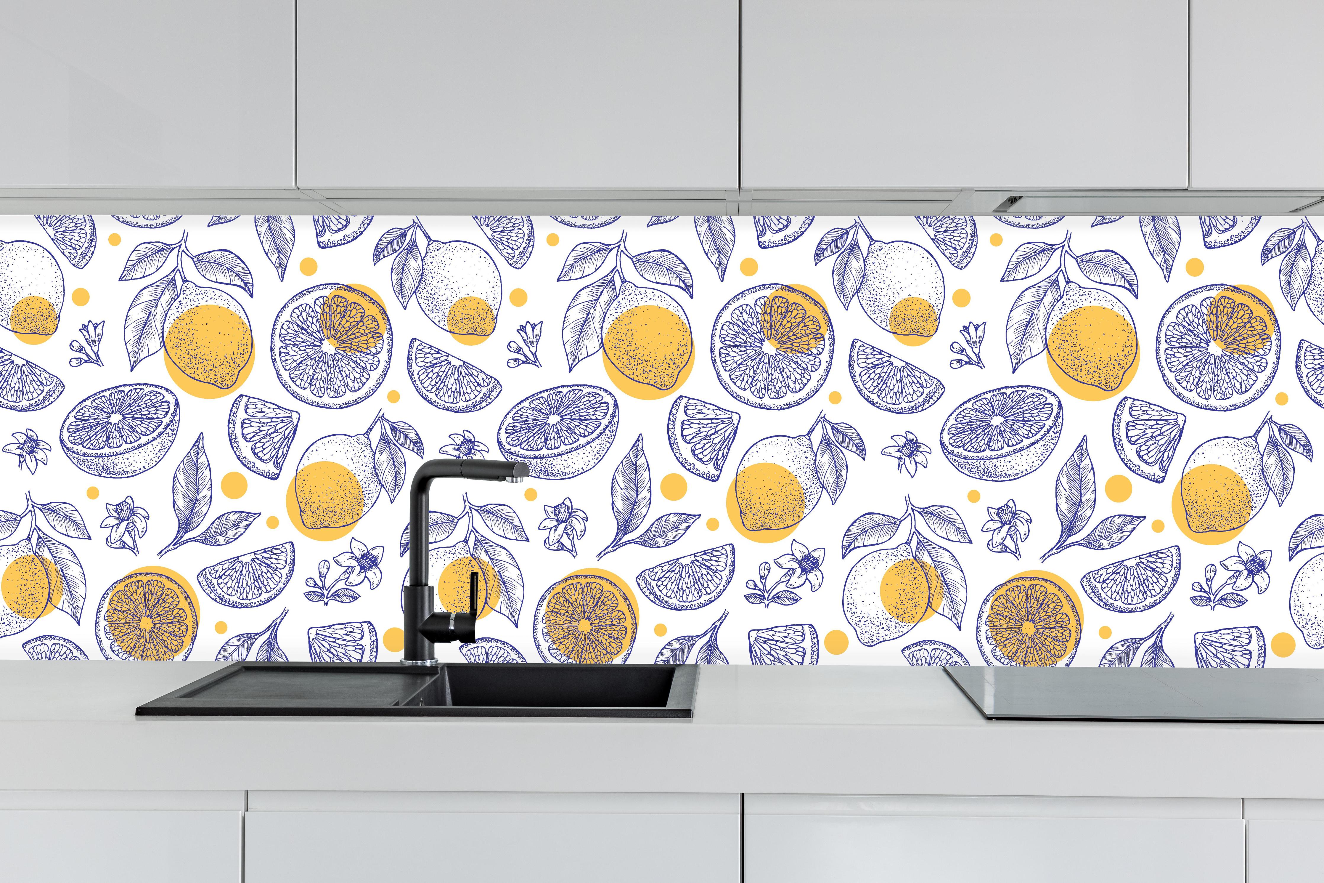 Küche - Frisches Zitronen-Design in Gelb und Weiß hinter weißen Hochglanz-Küchenregalen und schwarzem Wasserhahn