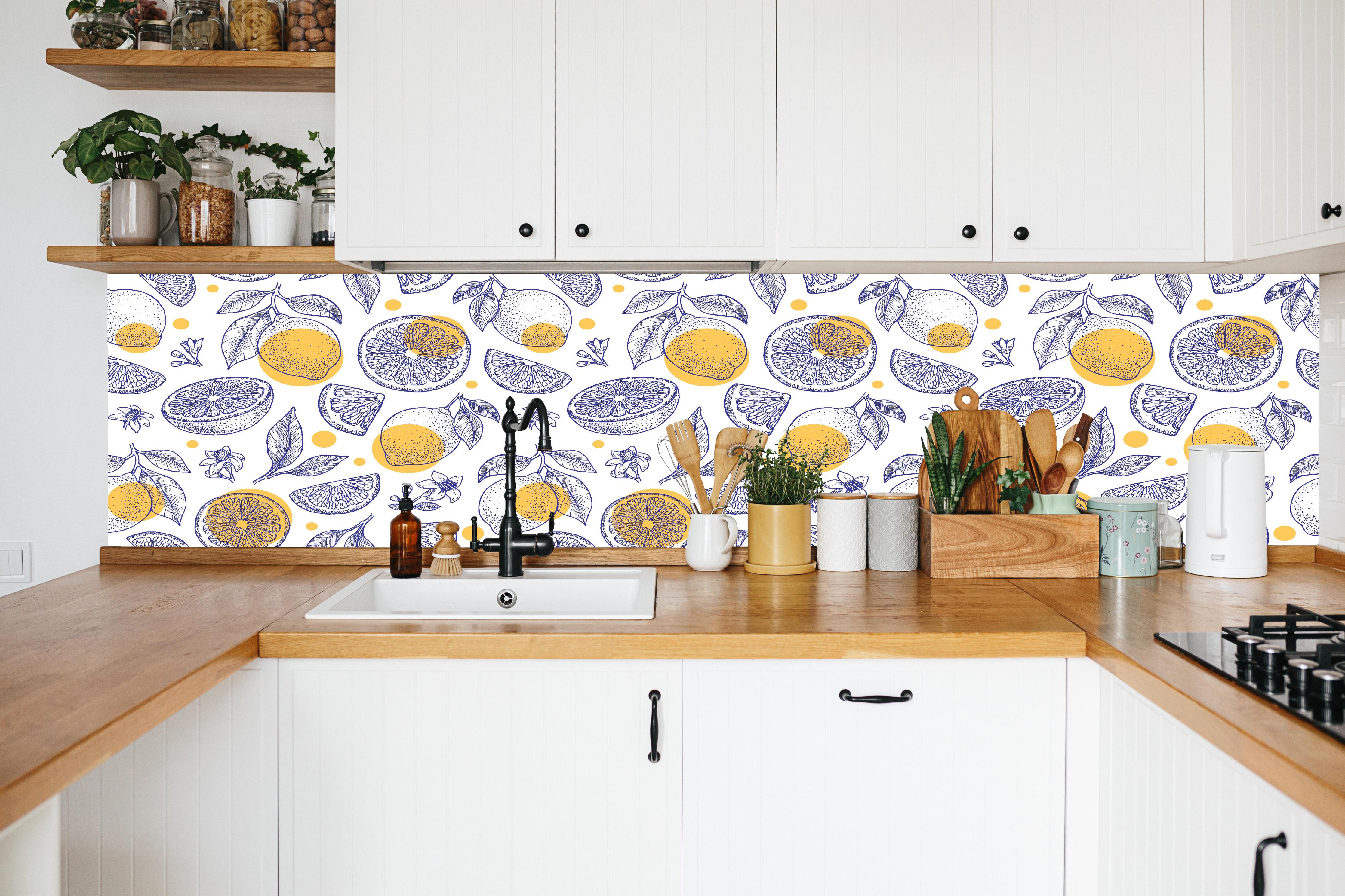 Küche - Frisches Zitronen-Design in Gelb und Weiß in weißer Küche hinter Gewürzen und Kochlöffeln aus Holz