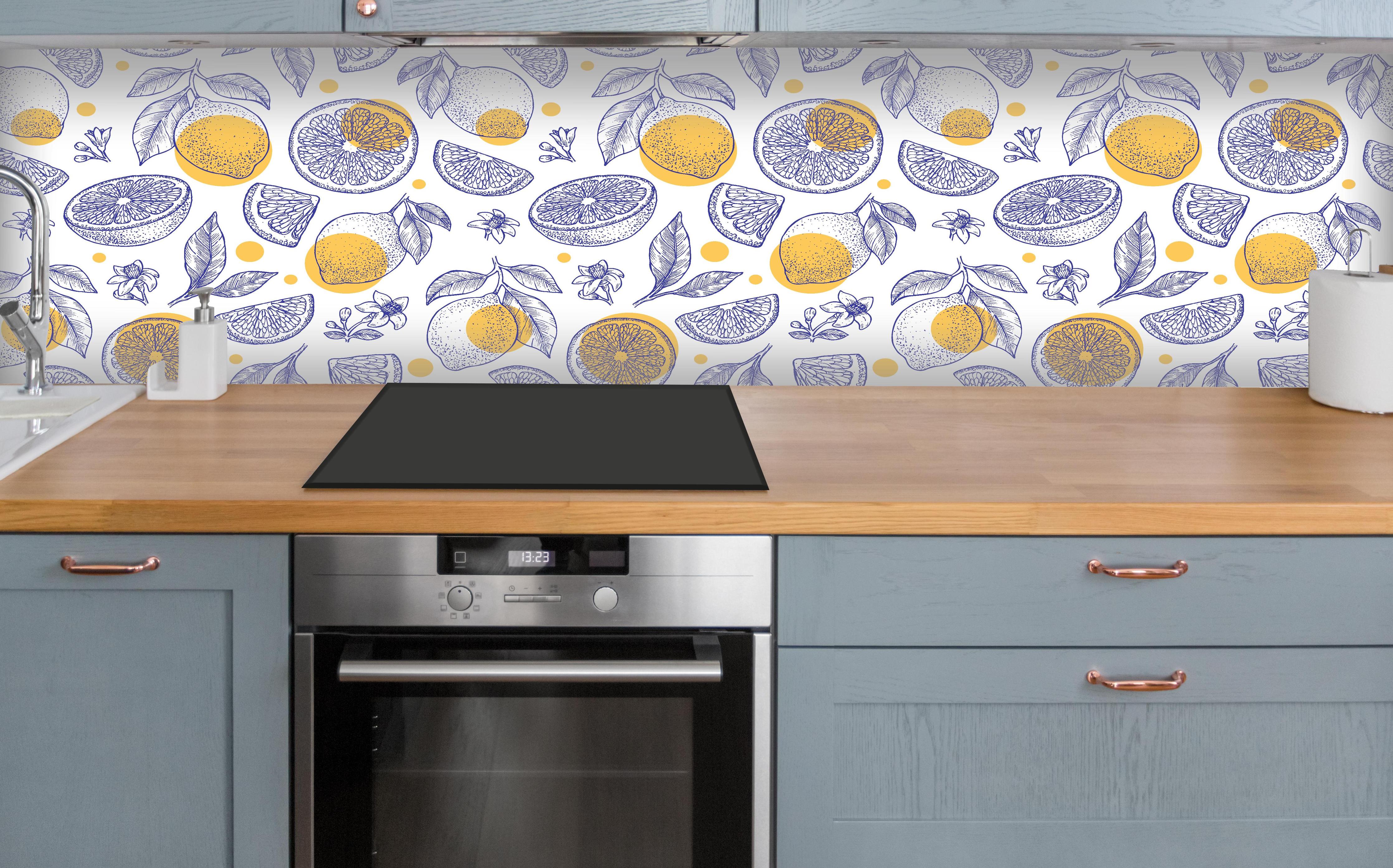 Küche - Frisches Zitronen-Design in Gelb und Weiß über polierter Holzarbeitsplatte mit Cerankochfeld