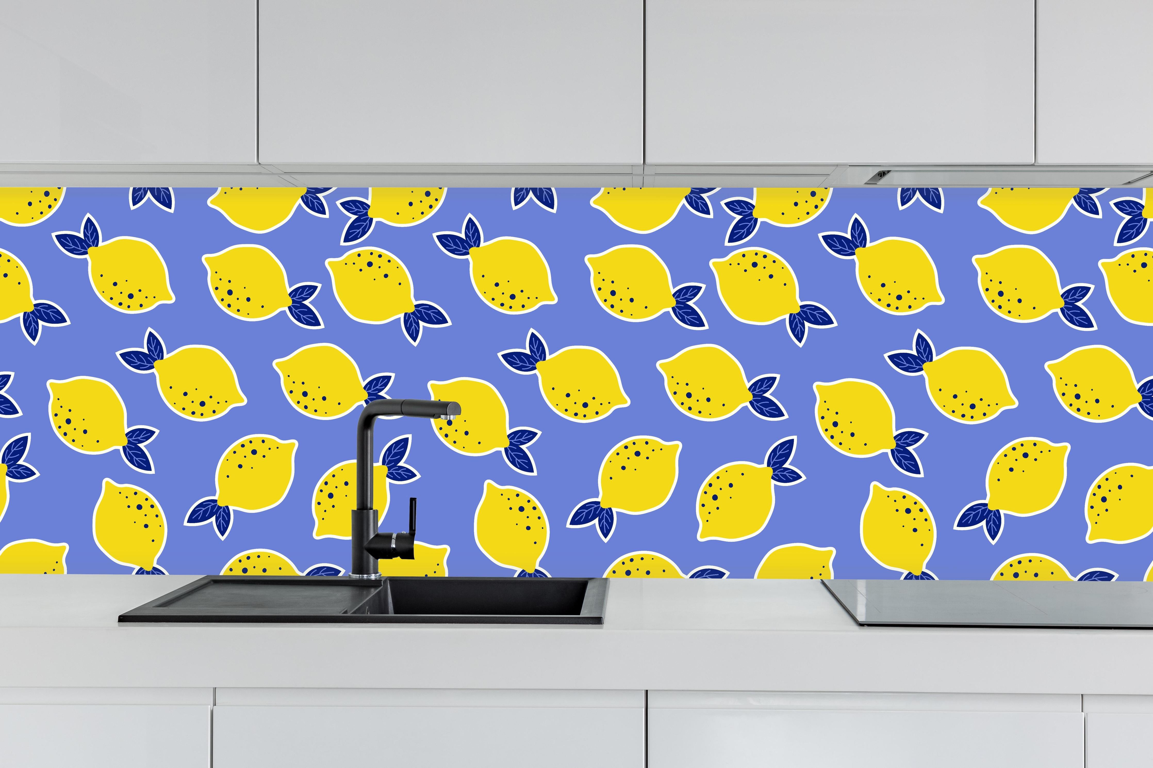 Küche - Frisches Zitronenmuster in Gelb und Blau hinter weißen Hochglanz-Küchenregalen und schwarzem Wasserhahn