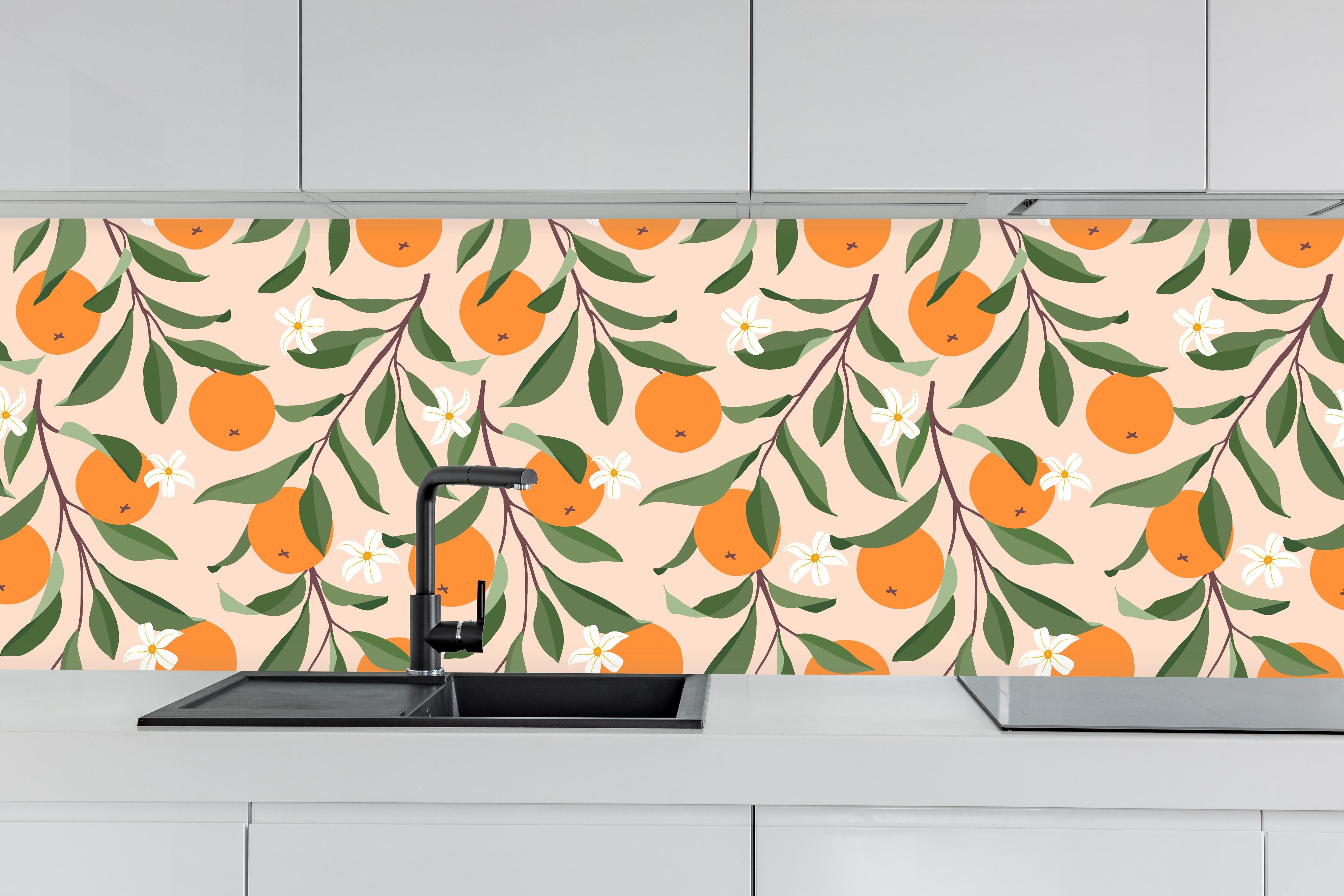 Küche - Fruchtiges Citrus-Orange Design hinter weißen Hochglanz-Küchenregalen und schwarzem Wasserhahn