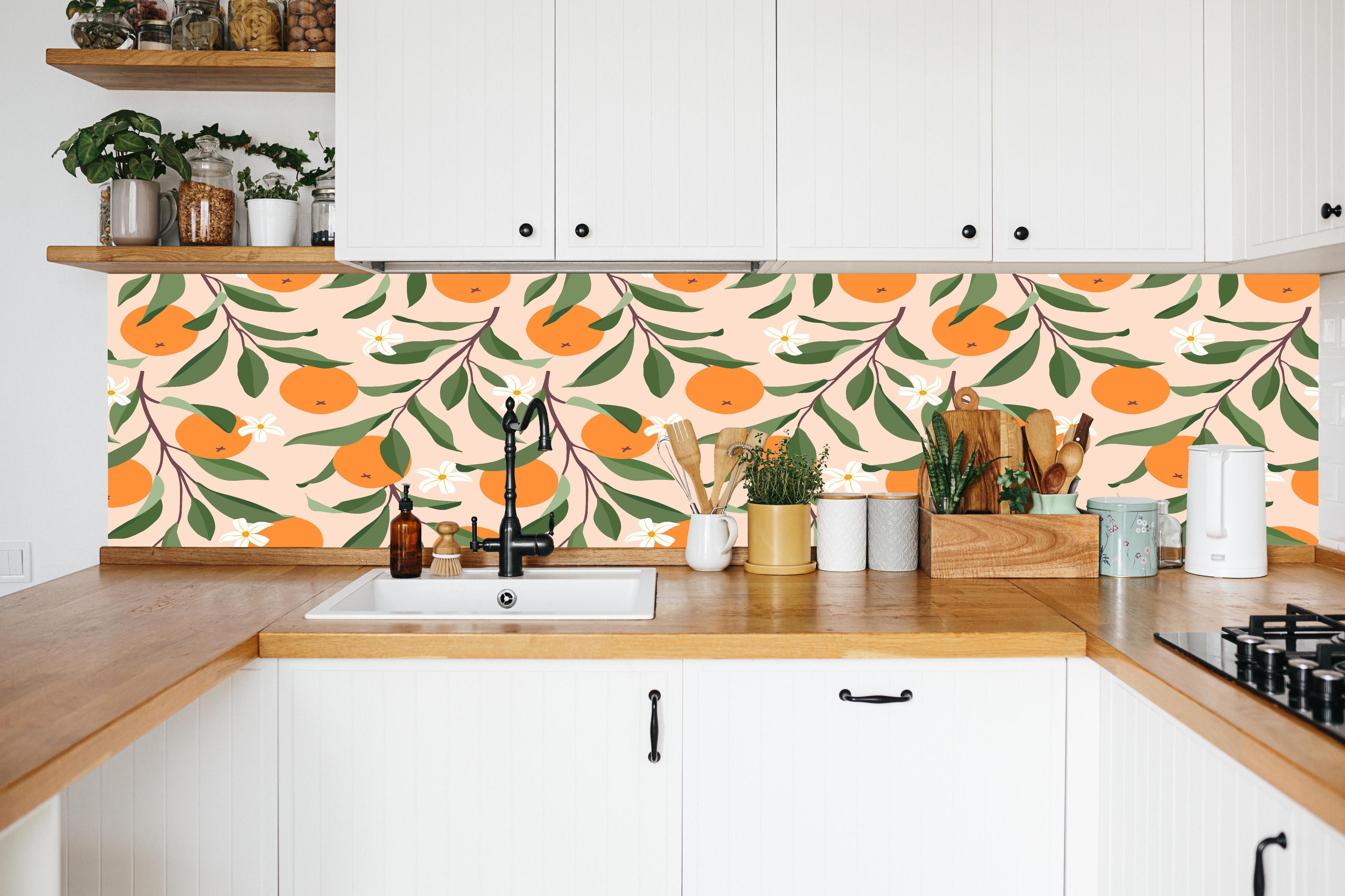 Küche - Fruchtiges Citrus-Orange Design in weißer Küche hinter Gewürzen und Kochlöffeln aus Holz