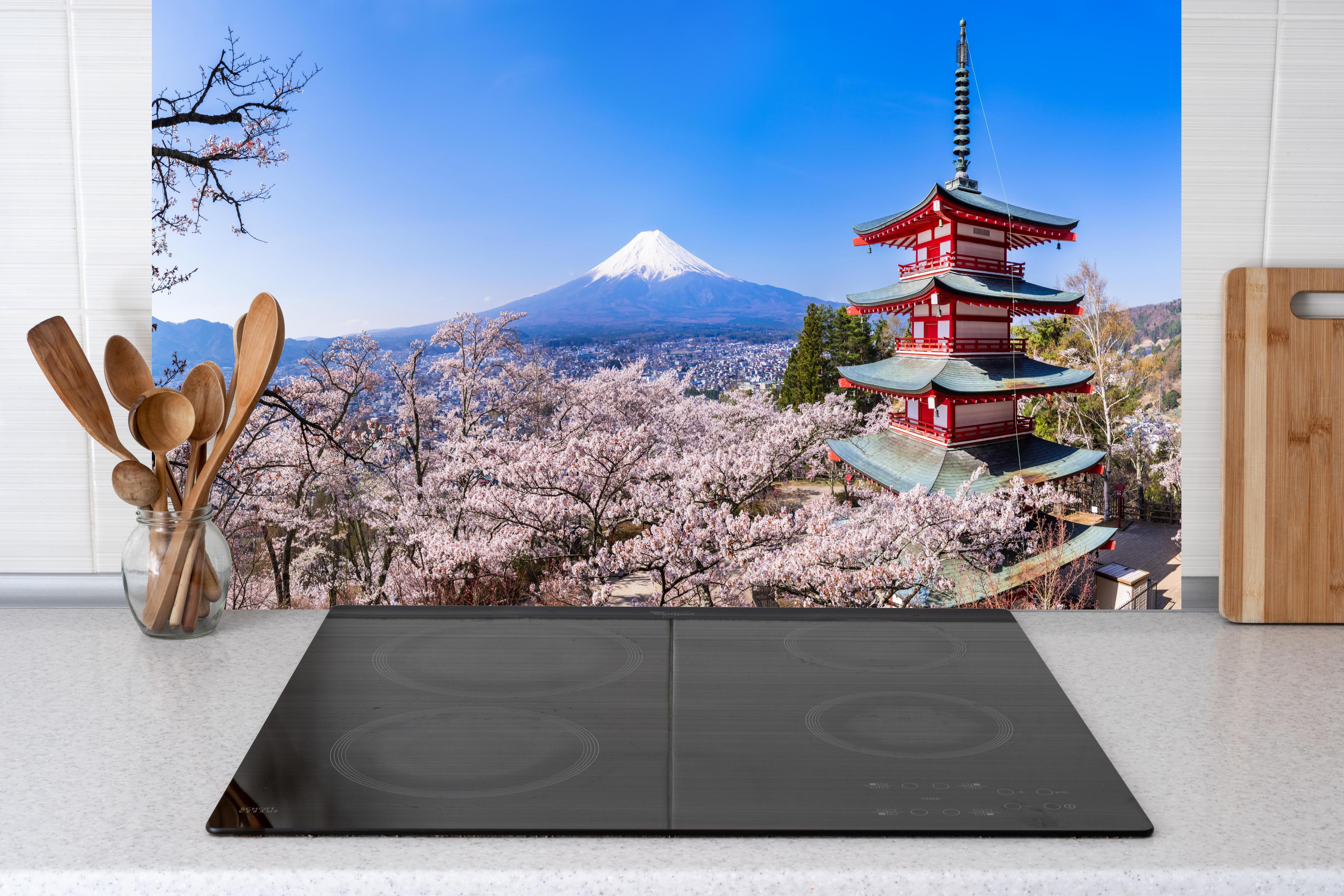 Küche - Fuji und Pagode im Kirschblütenmeer hinter Cerankochfeld und Holz-Kochutensilien