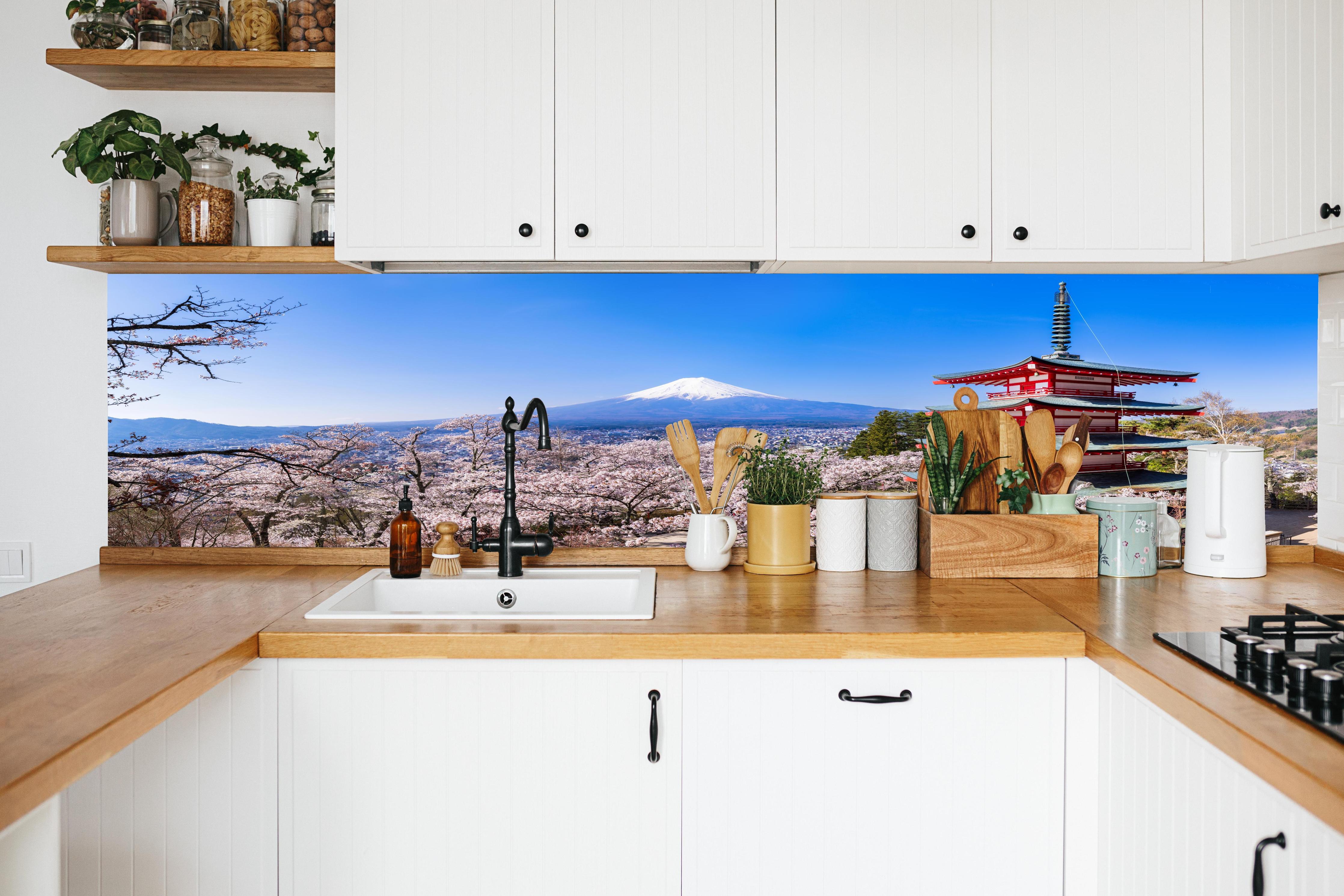Küche - Fuji und Pagode im Kirschblütenmeer in weißer Küche hinter Gewürzen und Kochlöffeln aus Holz