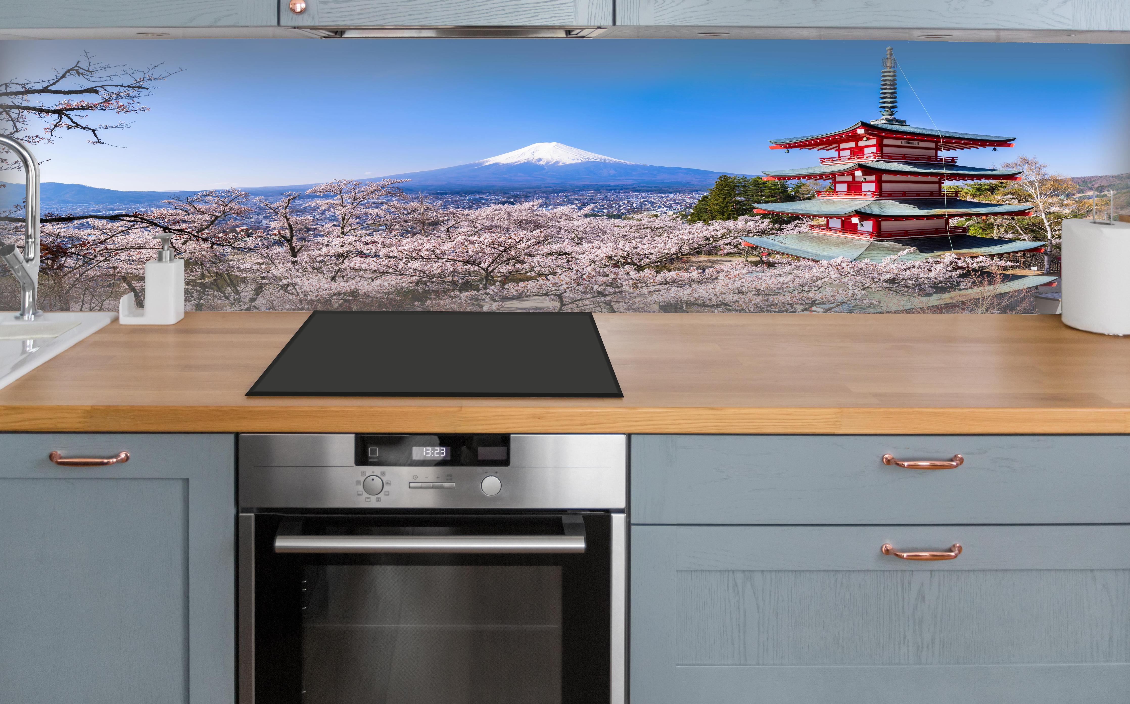 Küche - Fuji und Pagode im Kirschblütenmeer über polierter Holzarbeitsplatte mit Cerankochfeld