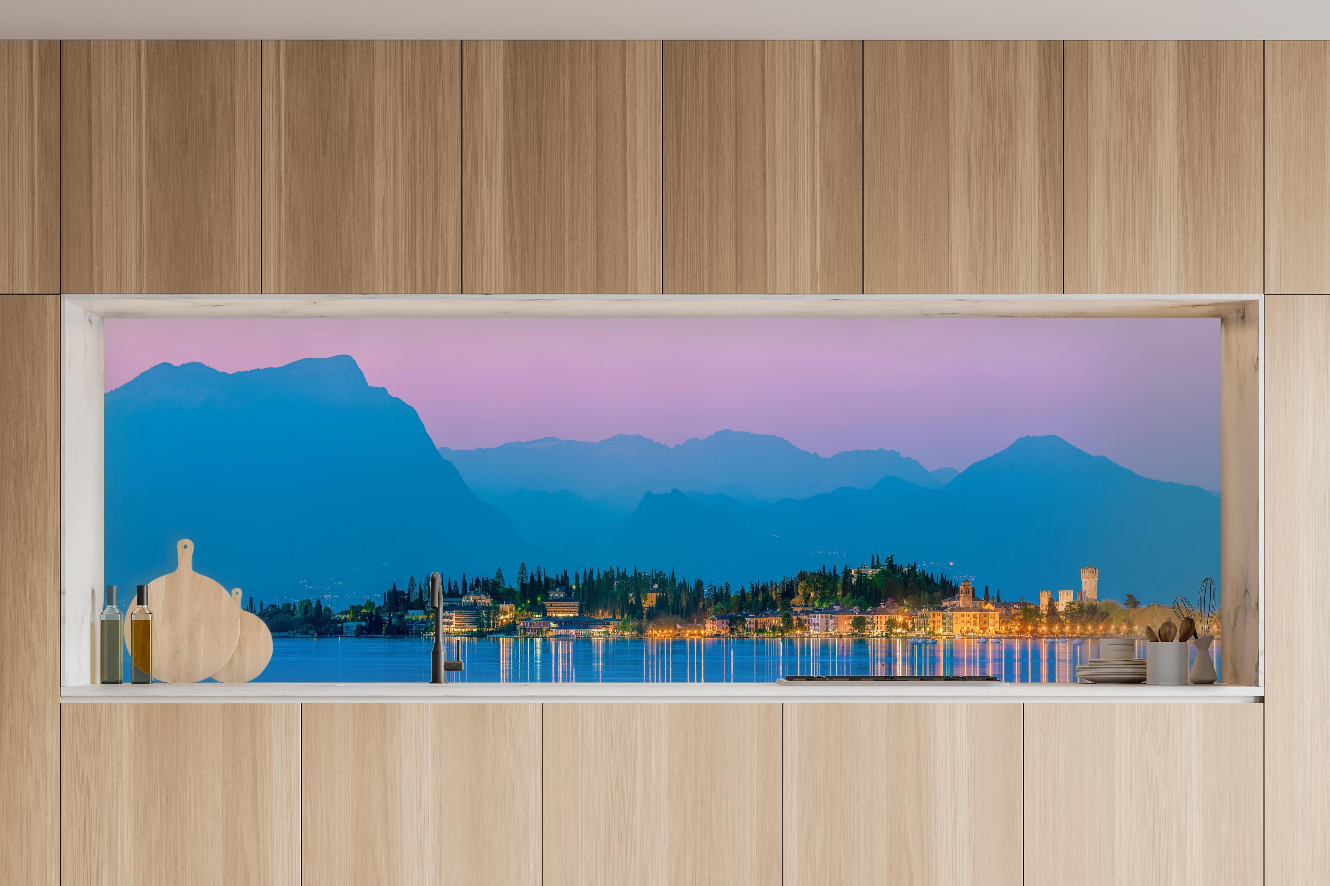 Küche - Gardasee Abenddämmerung Panorama in charakteristischer Vollholz-Küche mit modernem Gasherd