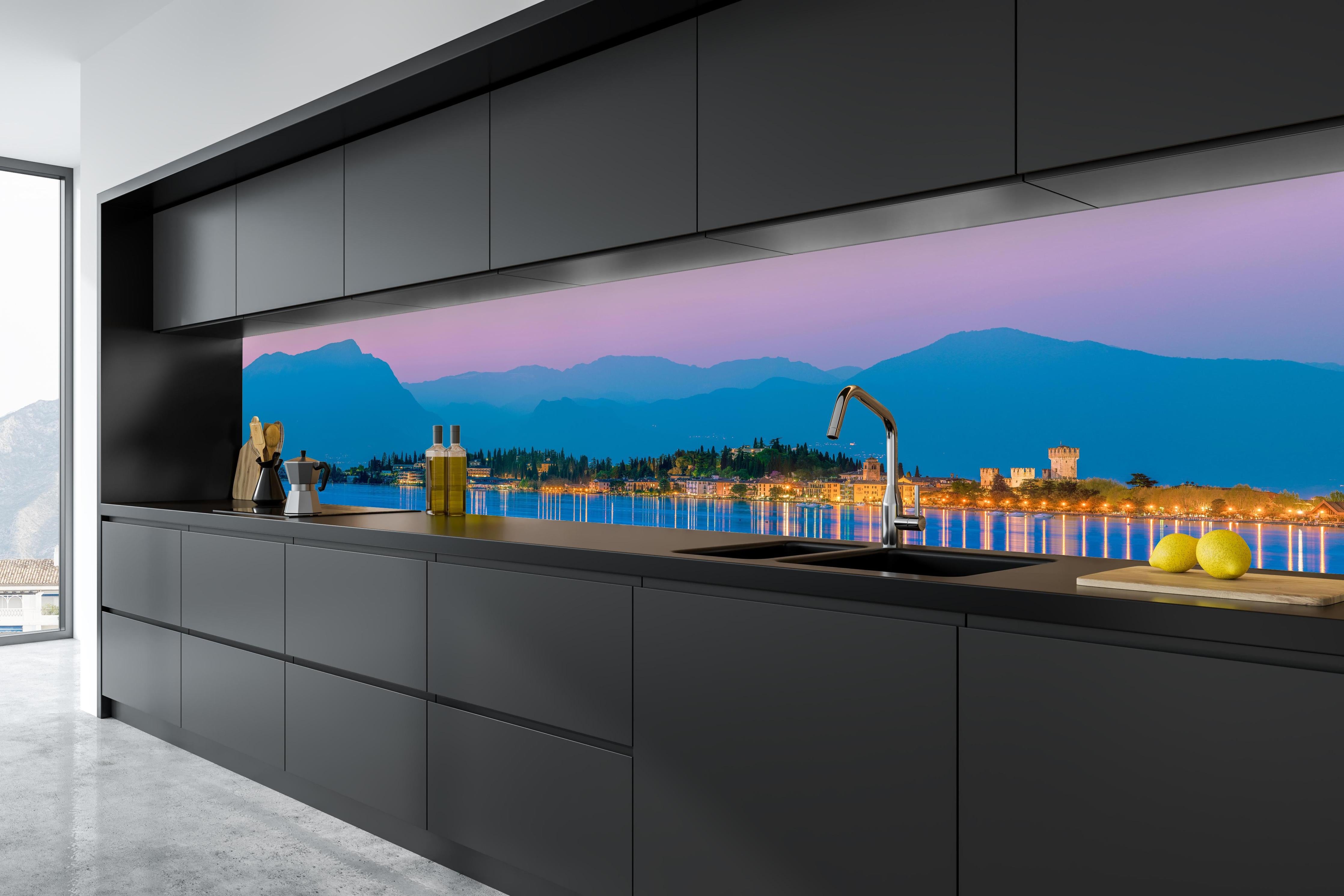 Küche - Gardasee Abenddämmerung Panorama in tiefschwarzer matt-premium Einbauküche