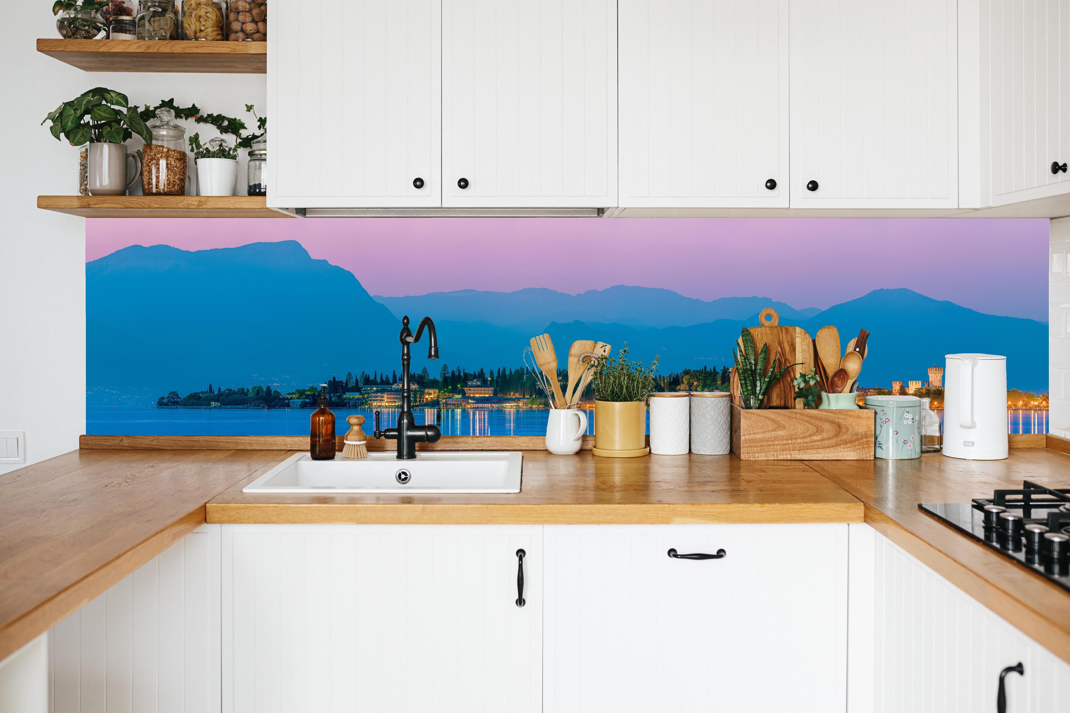 Küche - Gardasee Abenddämmerung Panorama in weißer Küche hinter Gewürzen und Kochlöffeln aus Holz