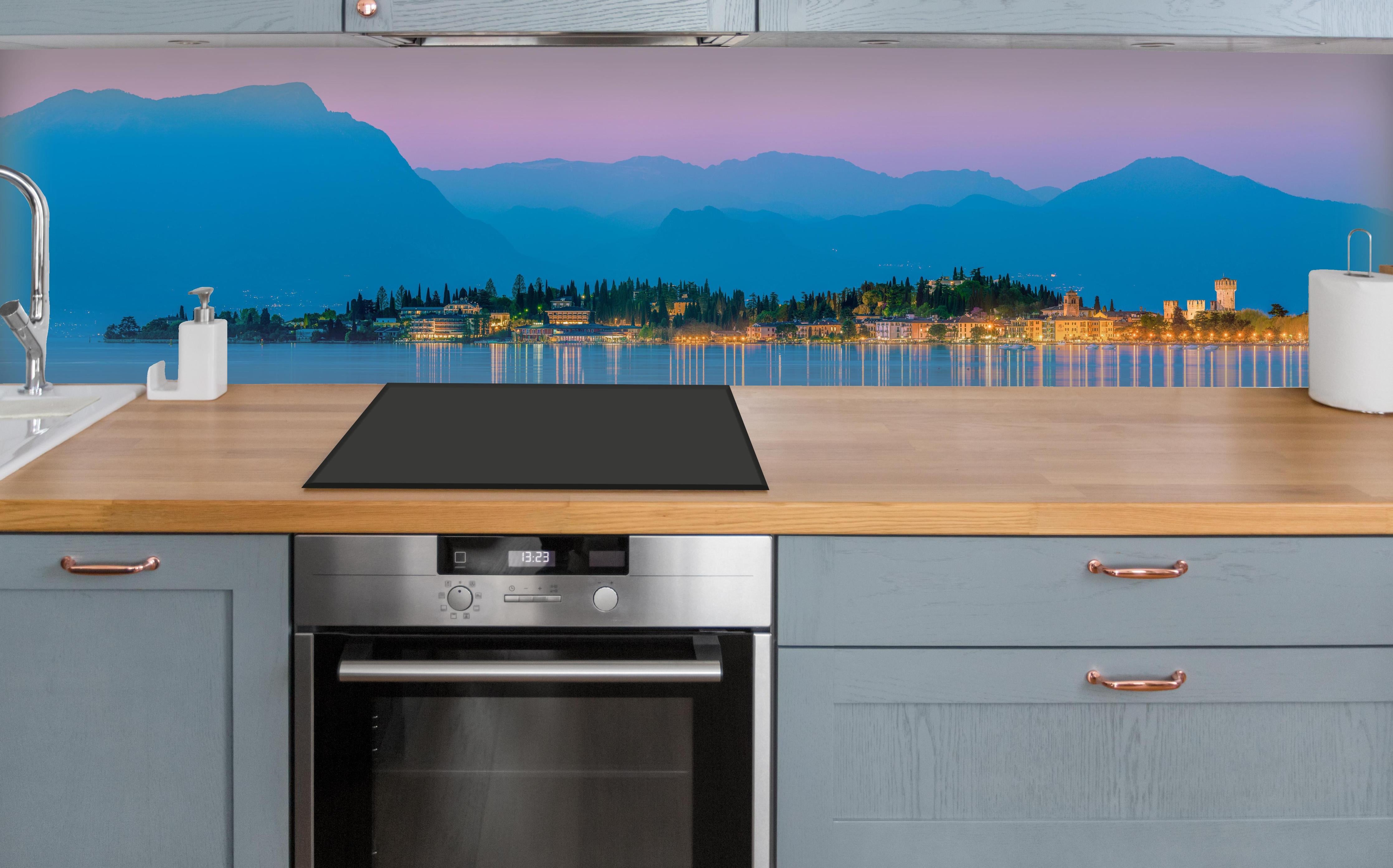 Küche - Gardasee Abenddämmerung Panorama über polierter Holzarbeitsplatte mit Cerankochfeld