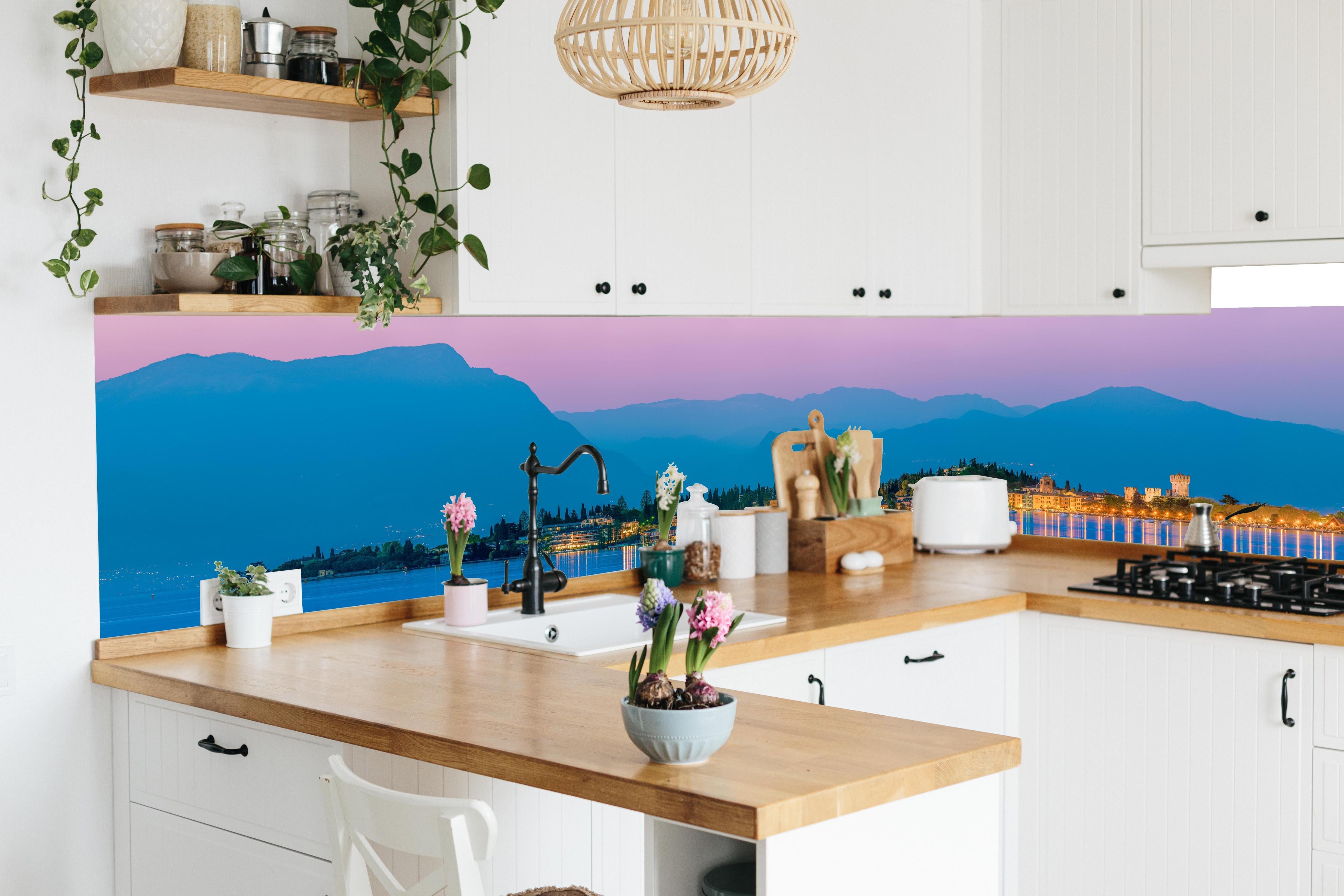 Küche - Gardasee Abenddämmerung Panorama in lebendiger Küche mit bunten Blumen