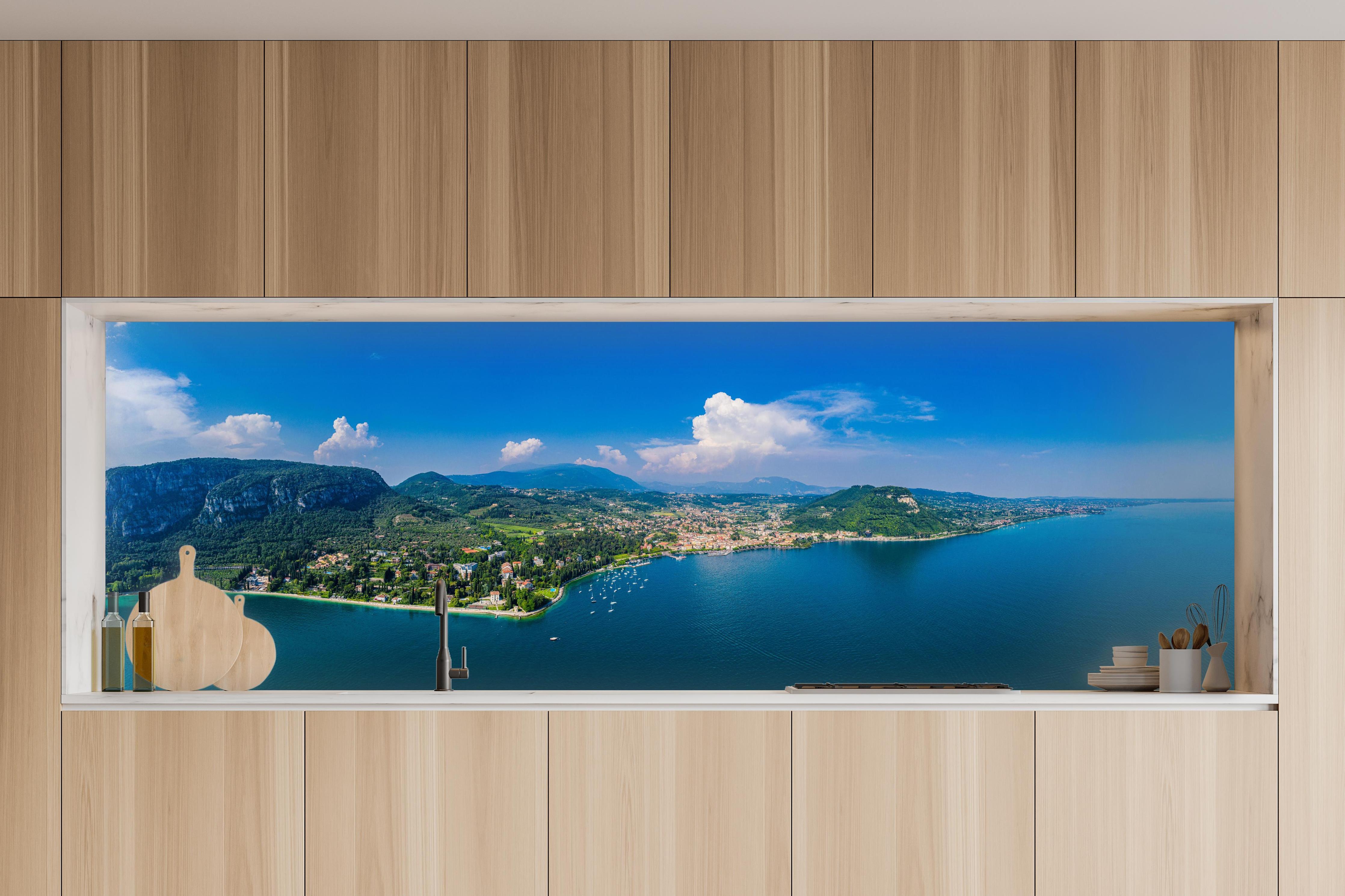 Küche - Gardasee Panorama Blau-Grün in charakteristischer Vollholz-Küche mit modernem Gasherd