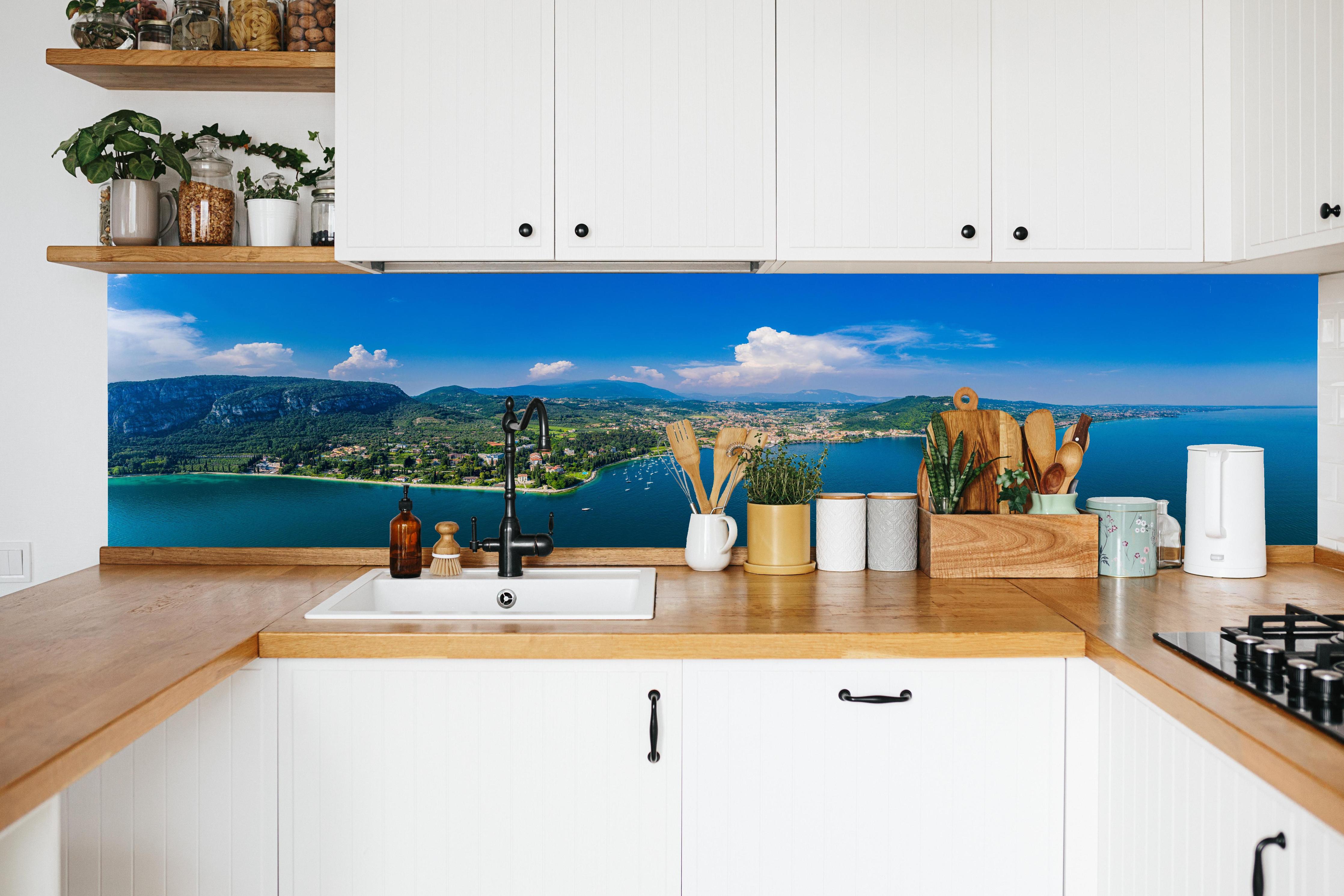 Küche - Gardasee Panorama Blau-Grün in weißer Küche hinter Gewürzen und Kochlöffeln aus Holz