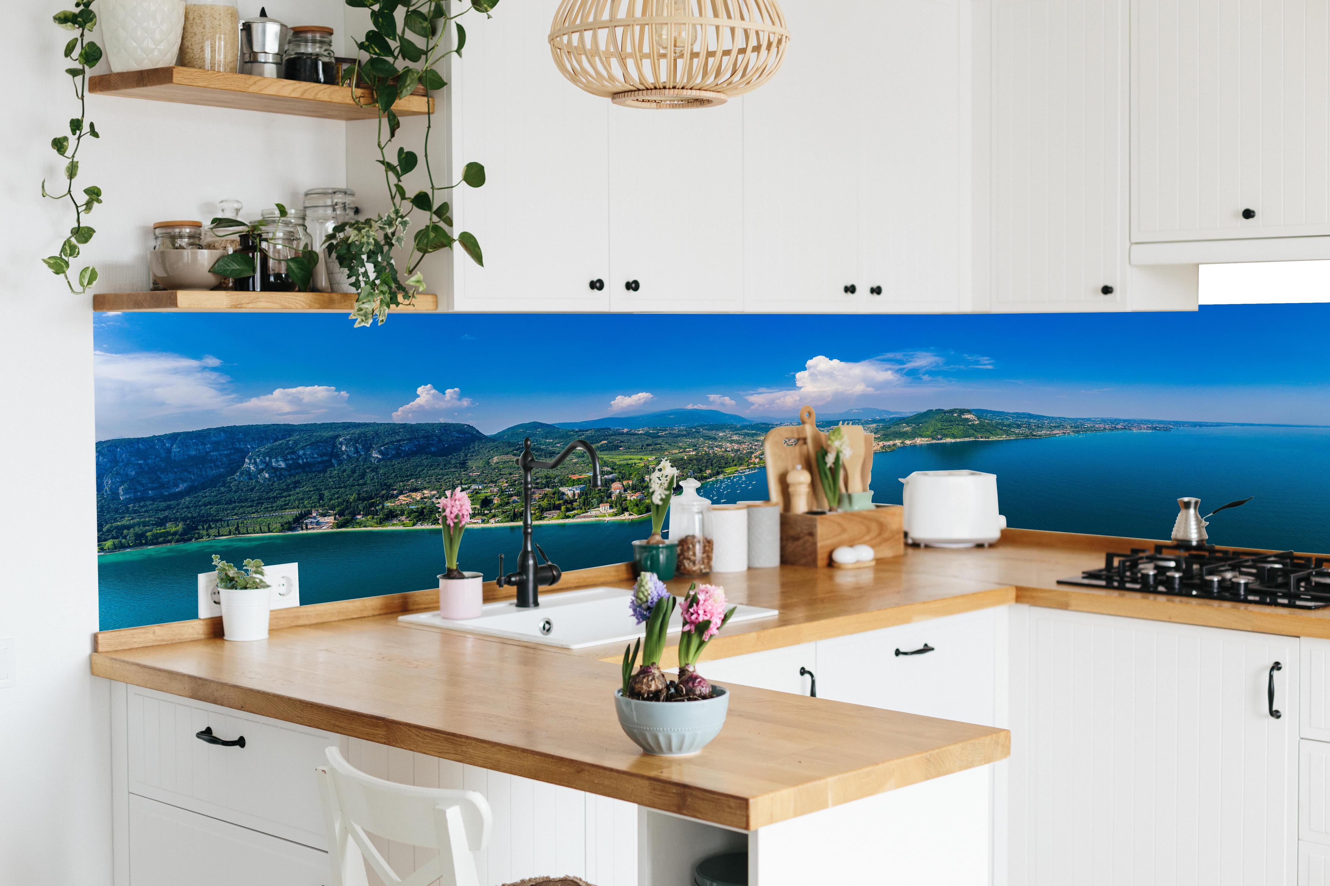 Küche - Gardasee Panorama Blau-Grün in lebendiger Küche mit bunten Blumen