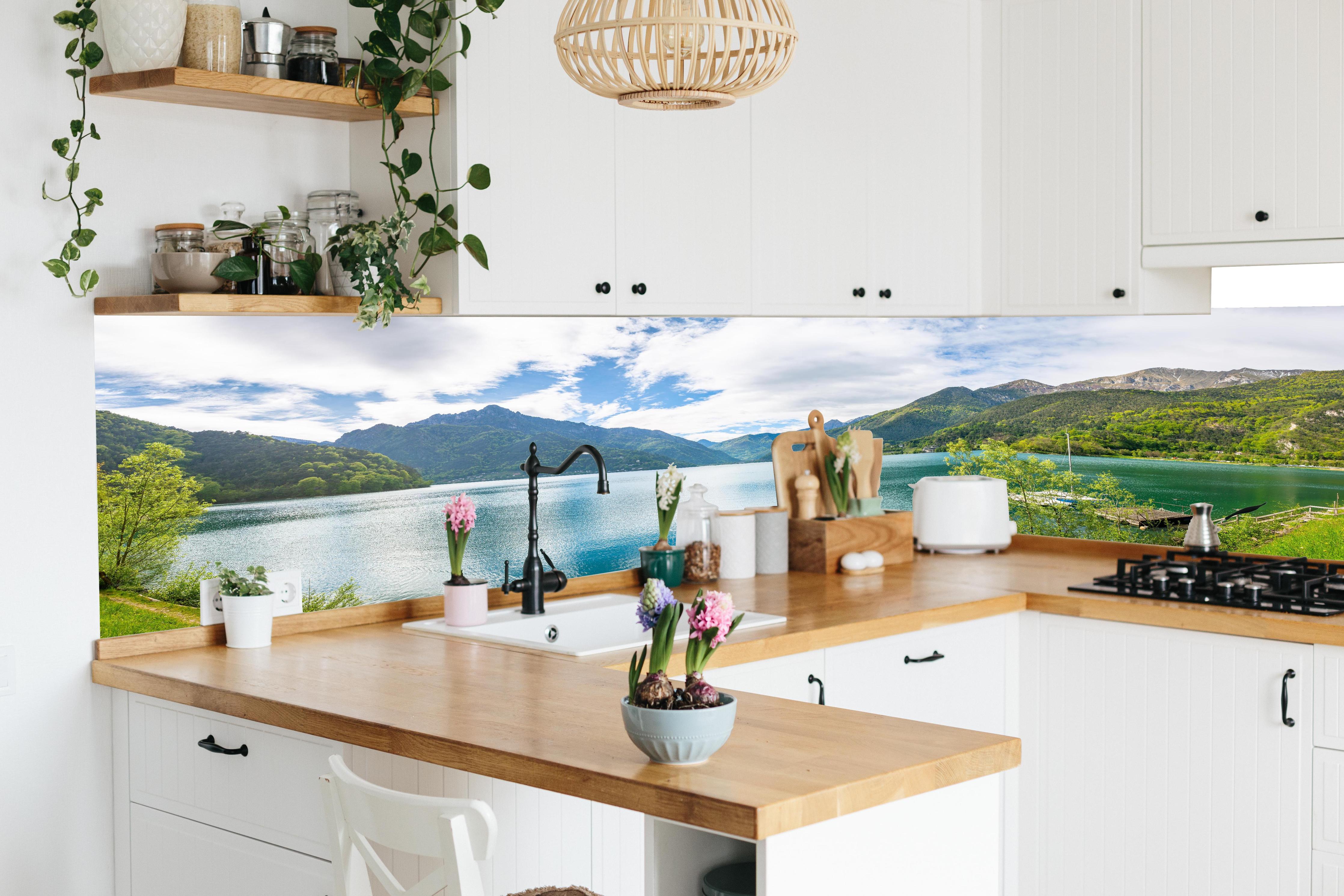 Küche - Gardasee Türkis-Grünes Panorama in lebendiger Küche mit bunten Blumen