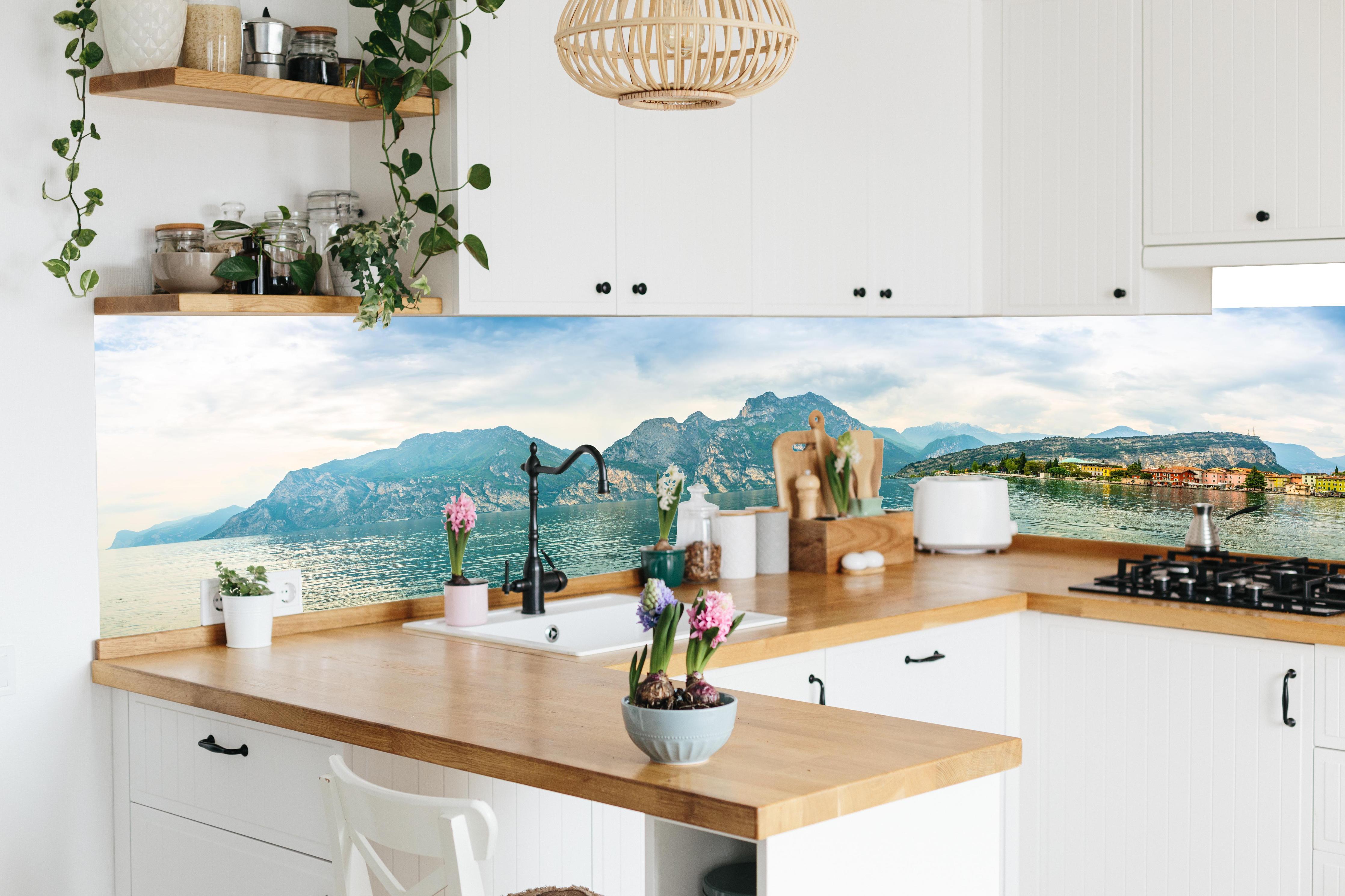 Küche - Gardasee im Farbenspiel von Himmel und Natur in lebendiger Küche mit bunten Blumen