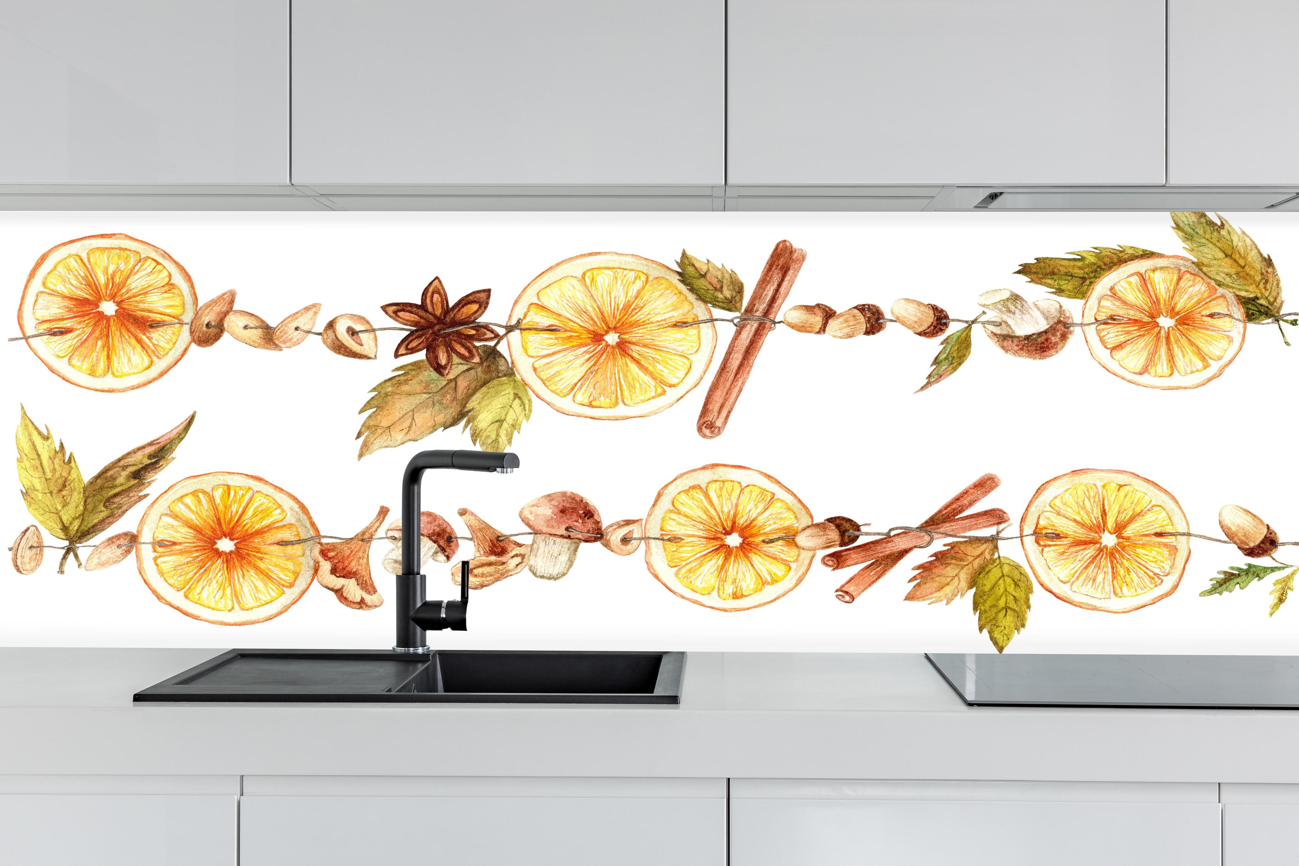 Küche - Getrocknete Orangen und Gewürze hinter weißen Hochglanz-Küchenregalen und schwarzem Wasserhahn