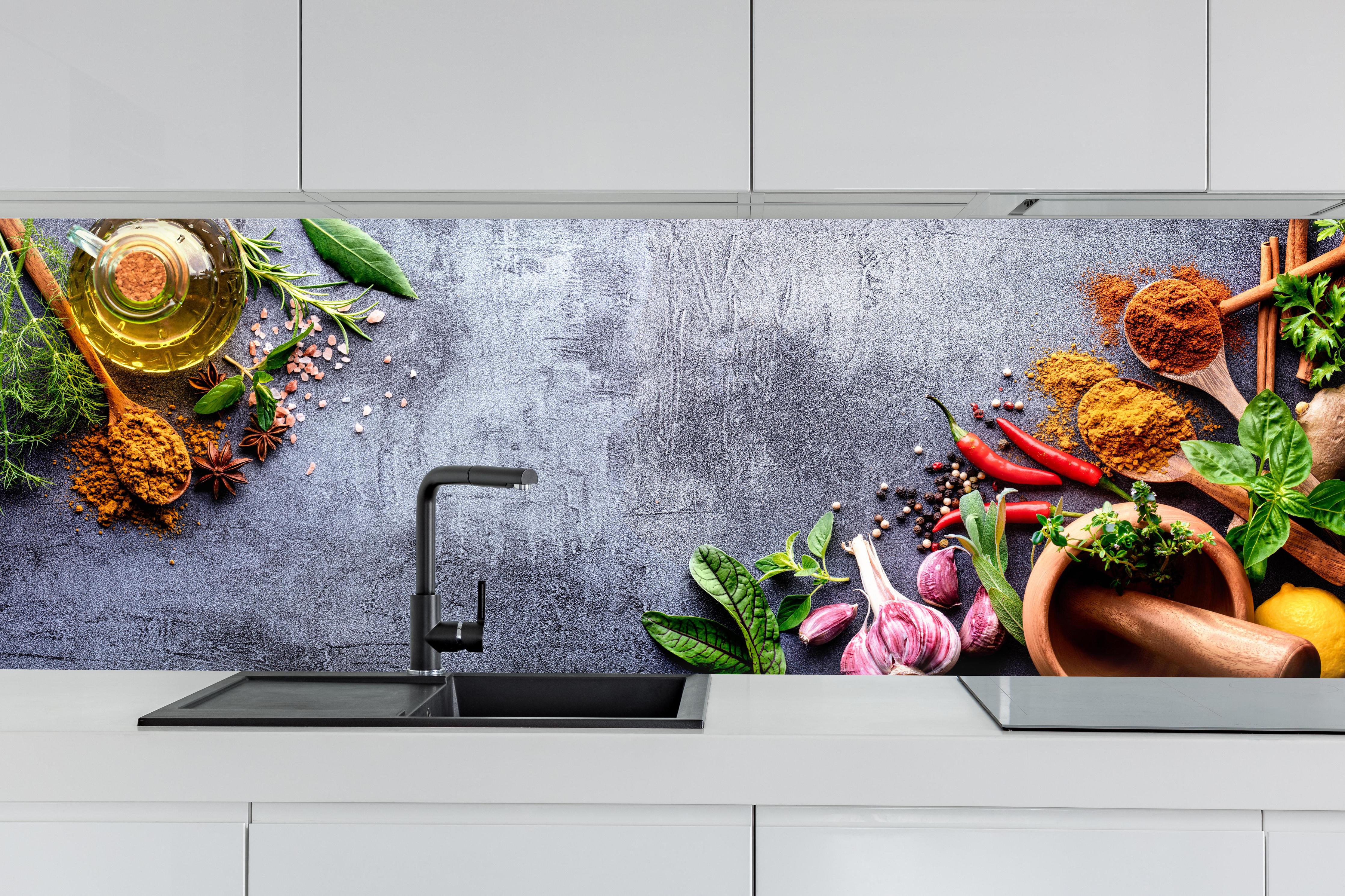 Küche - Gewürze & Kräuter auf Beton hinter weißen Hochglanz-Küchenregalen und schwarzem Wasserhahn