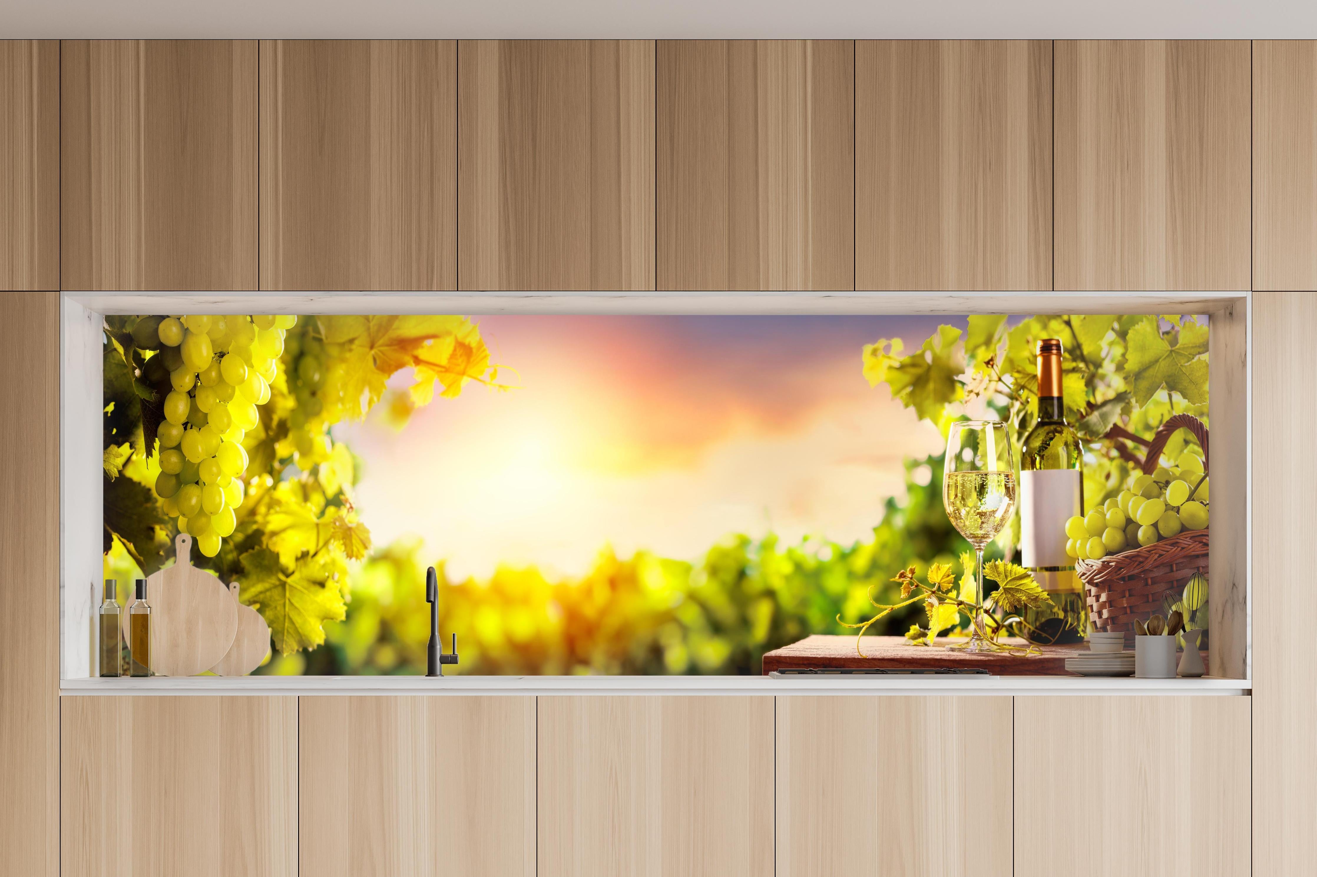 Küche - Goldgrüner Weinberg bei Sonnenuntergang in charakteristischer Vollholz-Küche mit modernem Gasherd