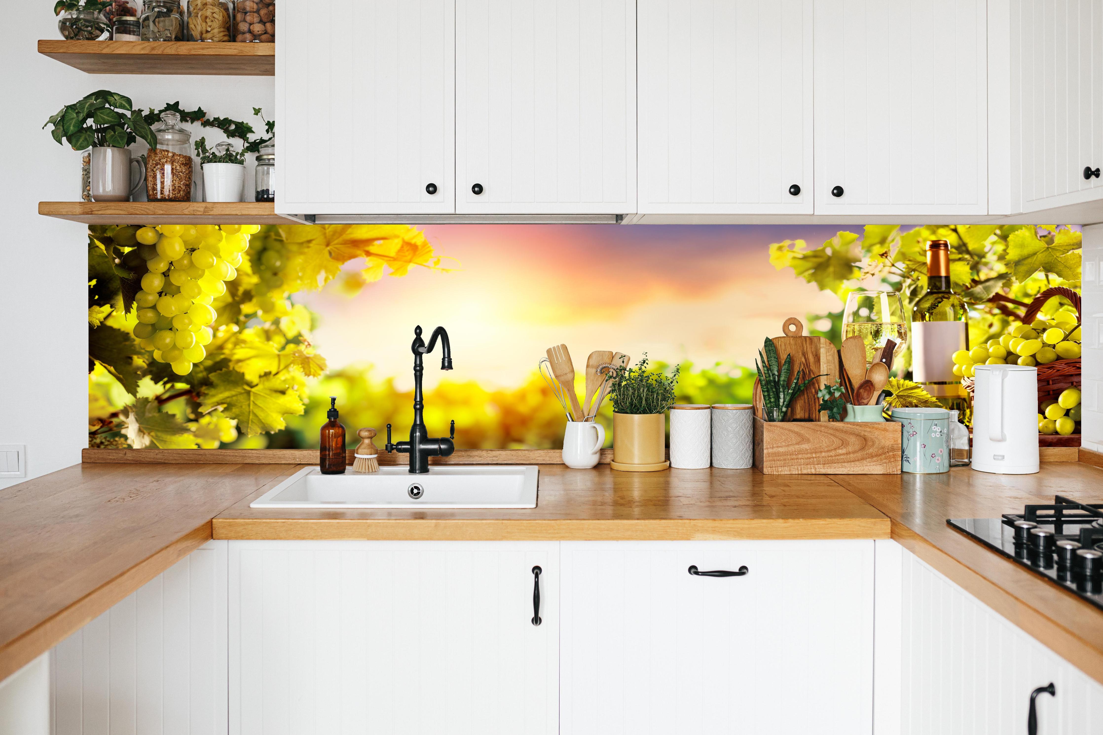 Küche - Goldgrüner Weinberg bei Sonnenuntergang in weißer Küche hinter Gewürzen und Kochlöffeln aus Holz