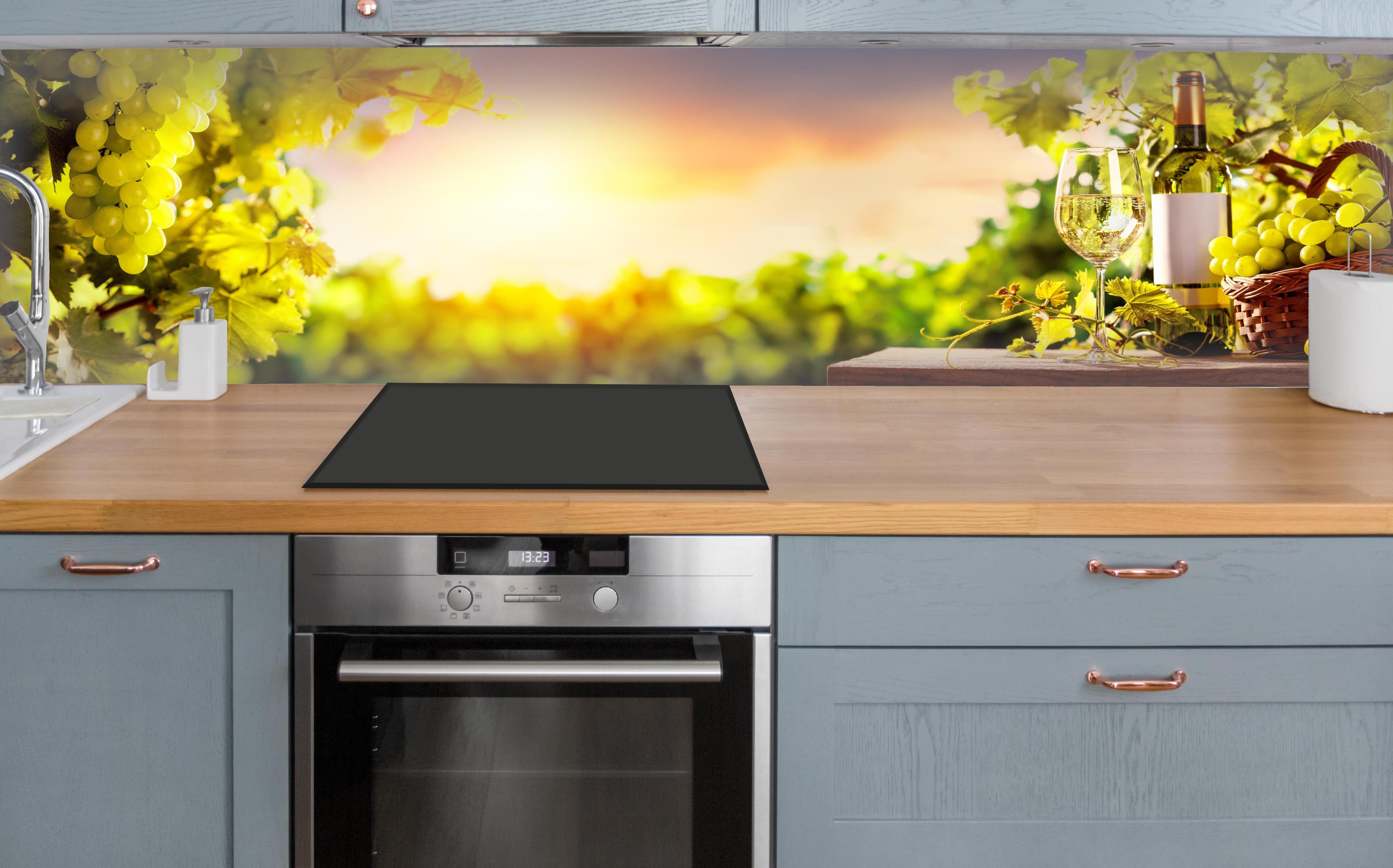 Küche - Goldgrüner Weinberg bei Sonnenuntergang über polierter Holzarbeitsplatte mit Cerankochfeld