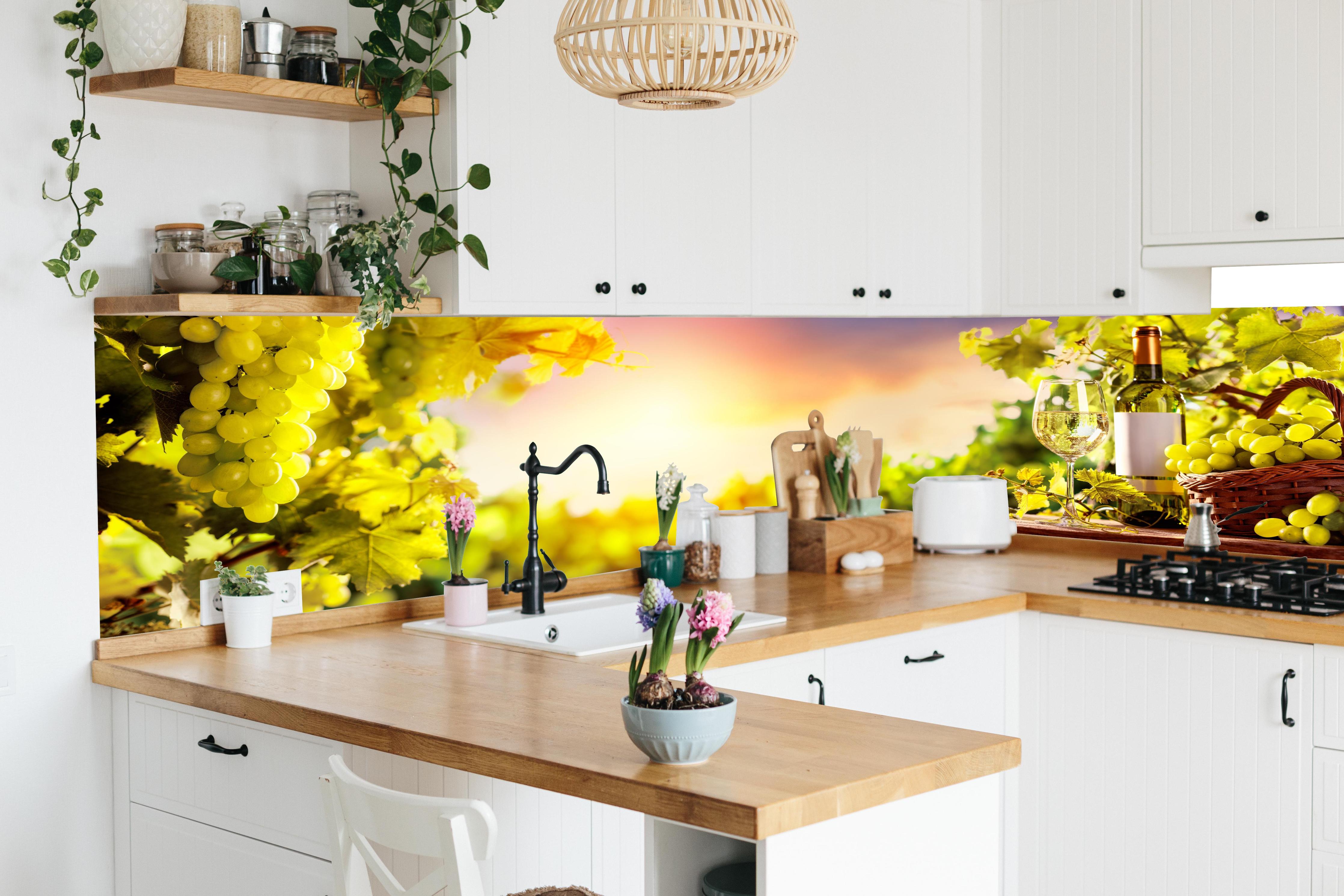 Küche - Goldgrüner Weinberg bei Sonnenuntergang in lebendiger Küche mit bunten Blumen