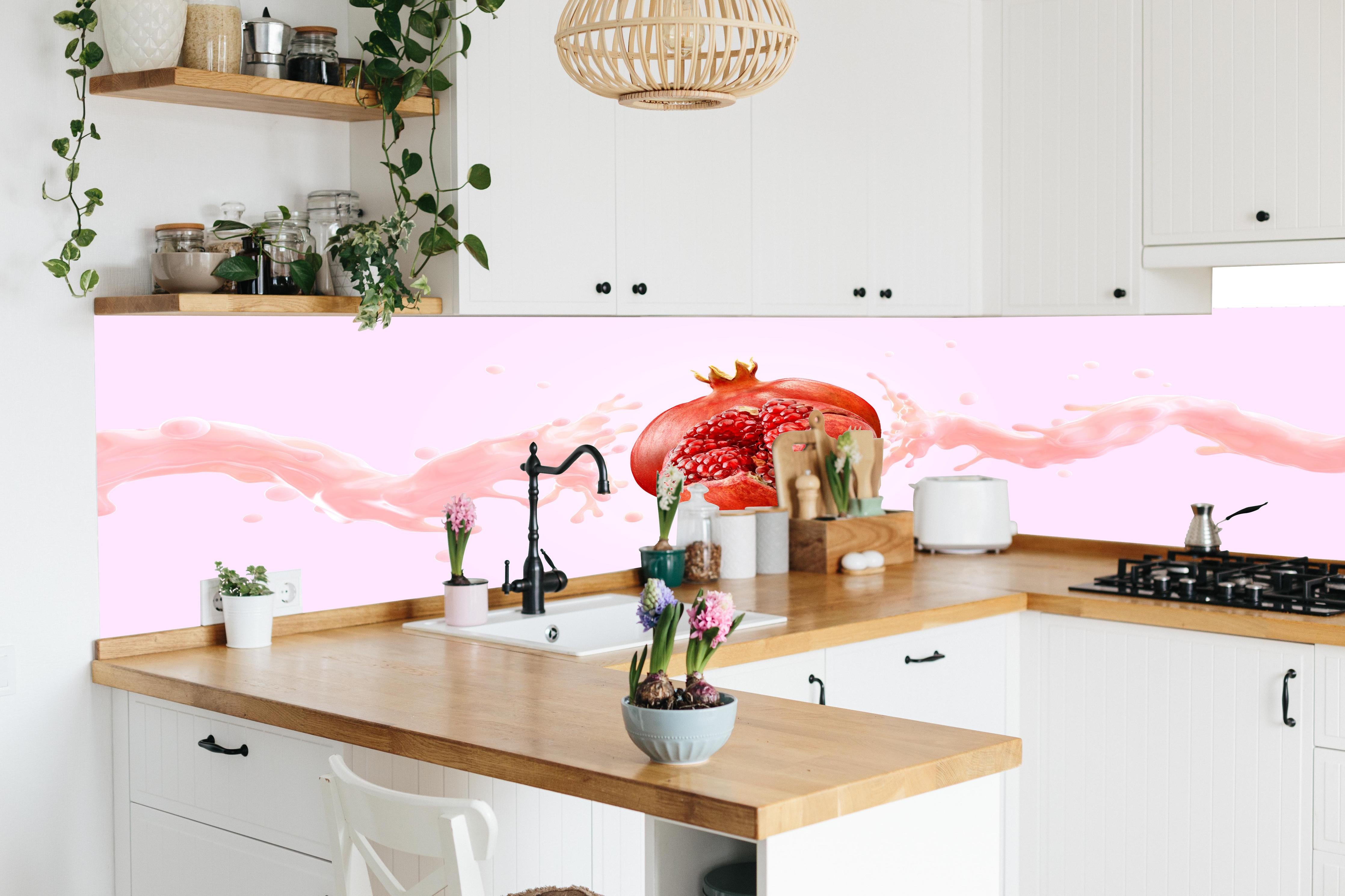 Küche - Granatapfel mit rosa Milch-Splash in lebendiger Küche mit bunten Blumen