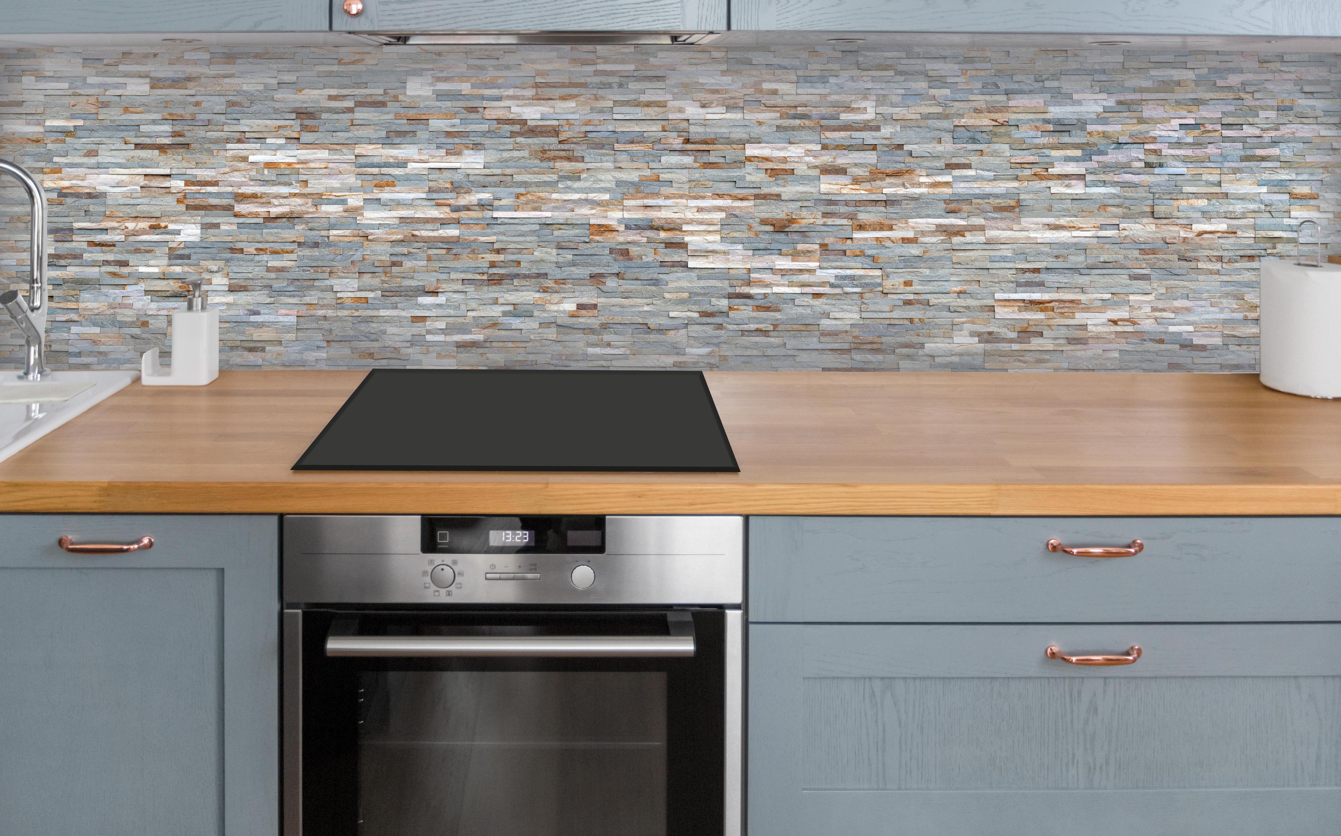 Küche - Grau-Beige Steinmauer Textur über polierter Holzarbeitsplatte mit Cerankochfeld