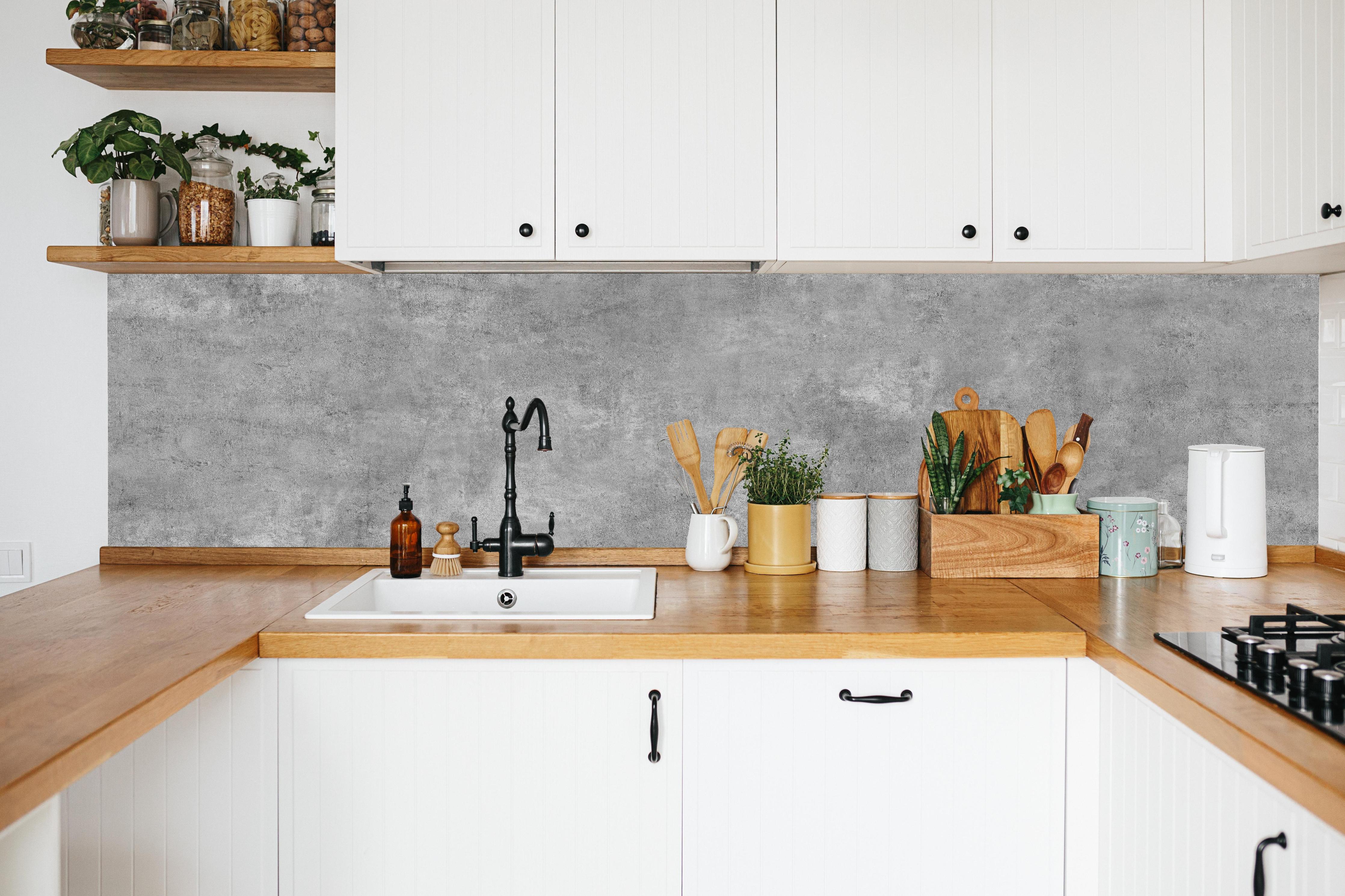 Küche - Grau-Weiß Betonstruktur in weißer Küche hinter Gewürzen und Kochlöffeln aus Holz