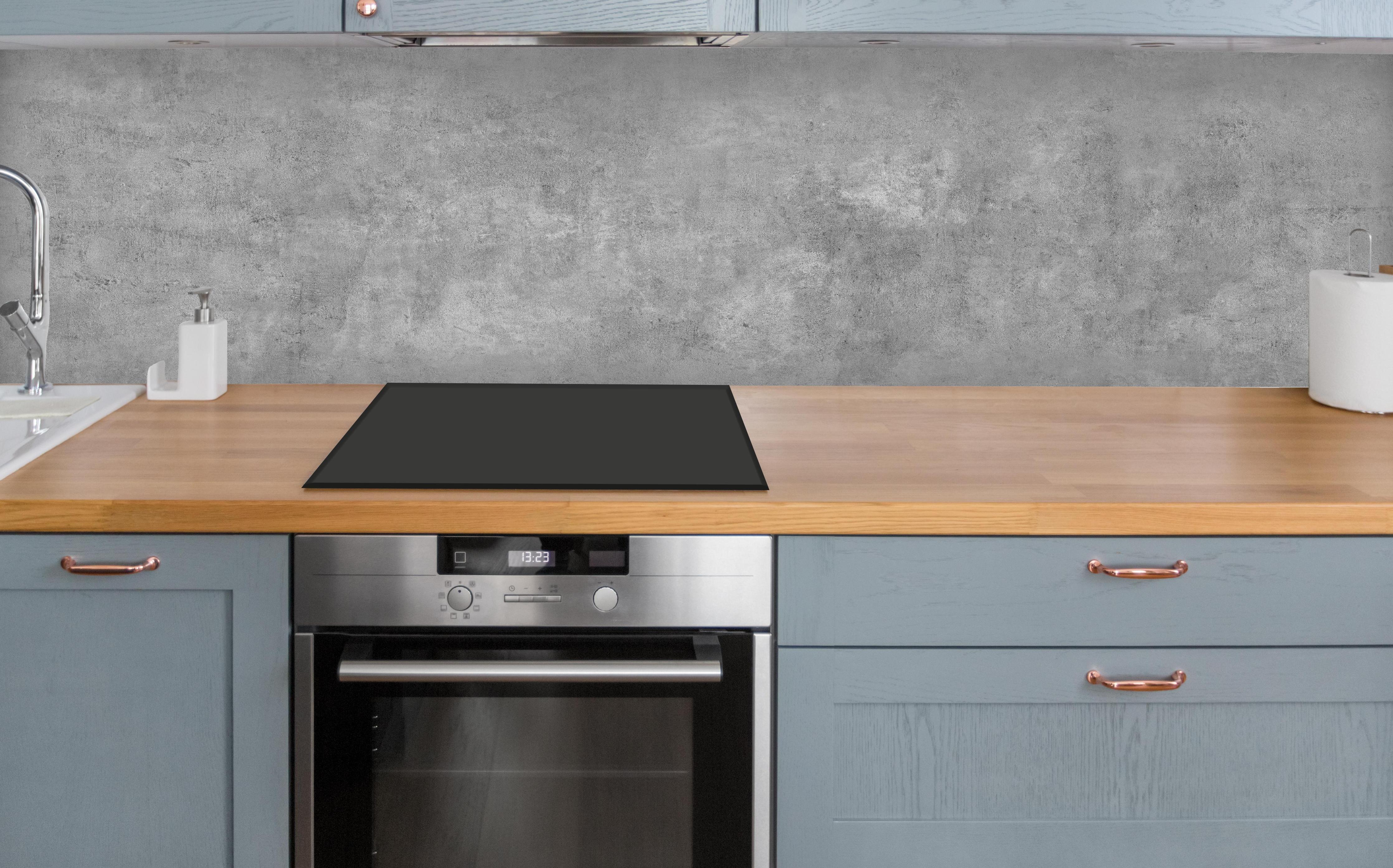 Küche - Grau-Weiß Betonstruktur über polierter Holzarbeitsplatte mit Cerankochfeld