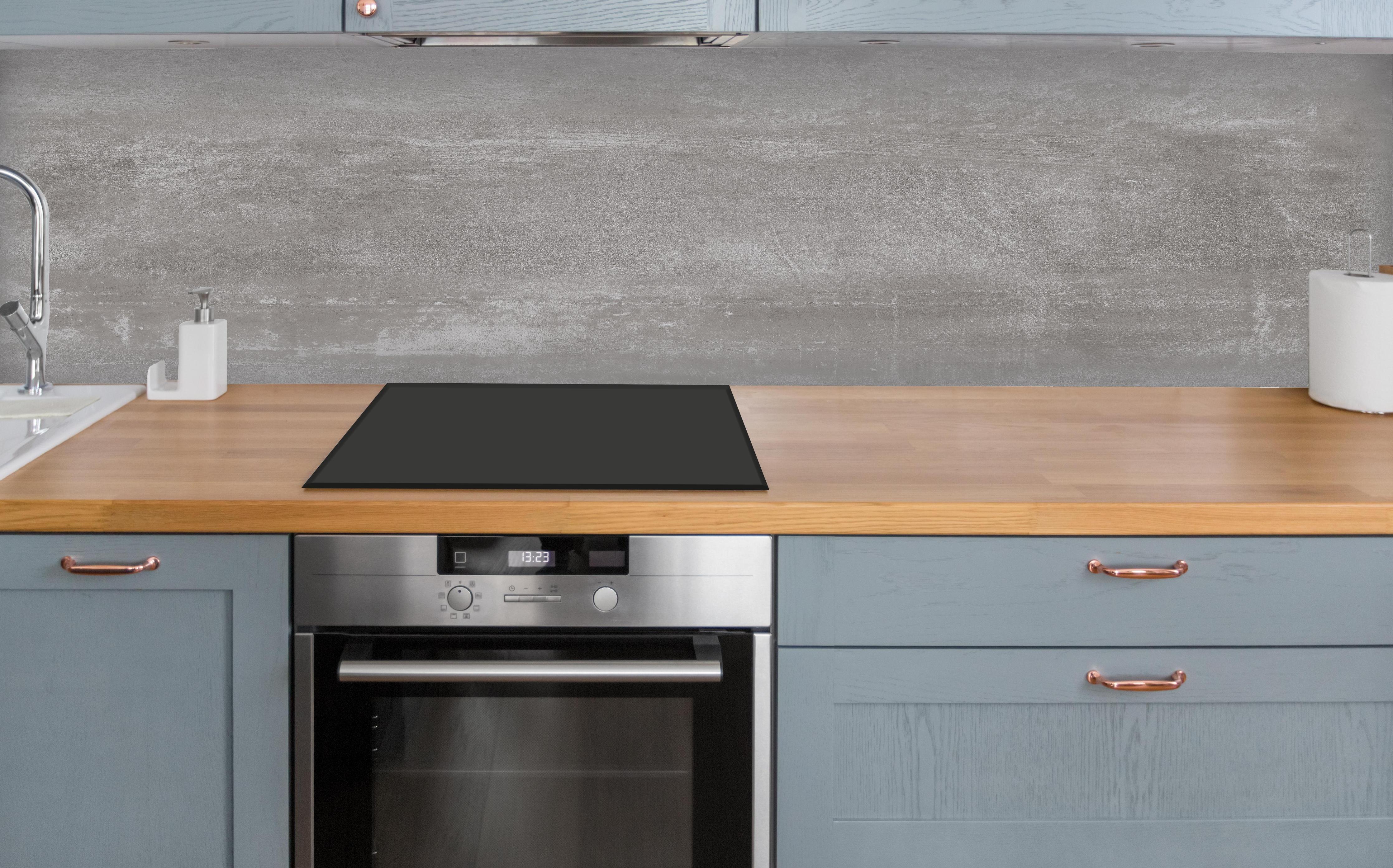 Küche - Graue Beton-Textur über polierter Holzarbeitsplatte mit Cerankochfeld