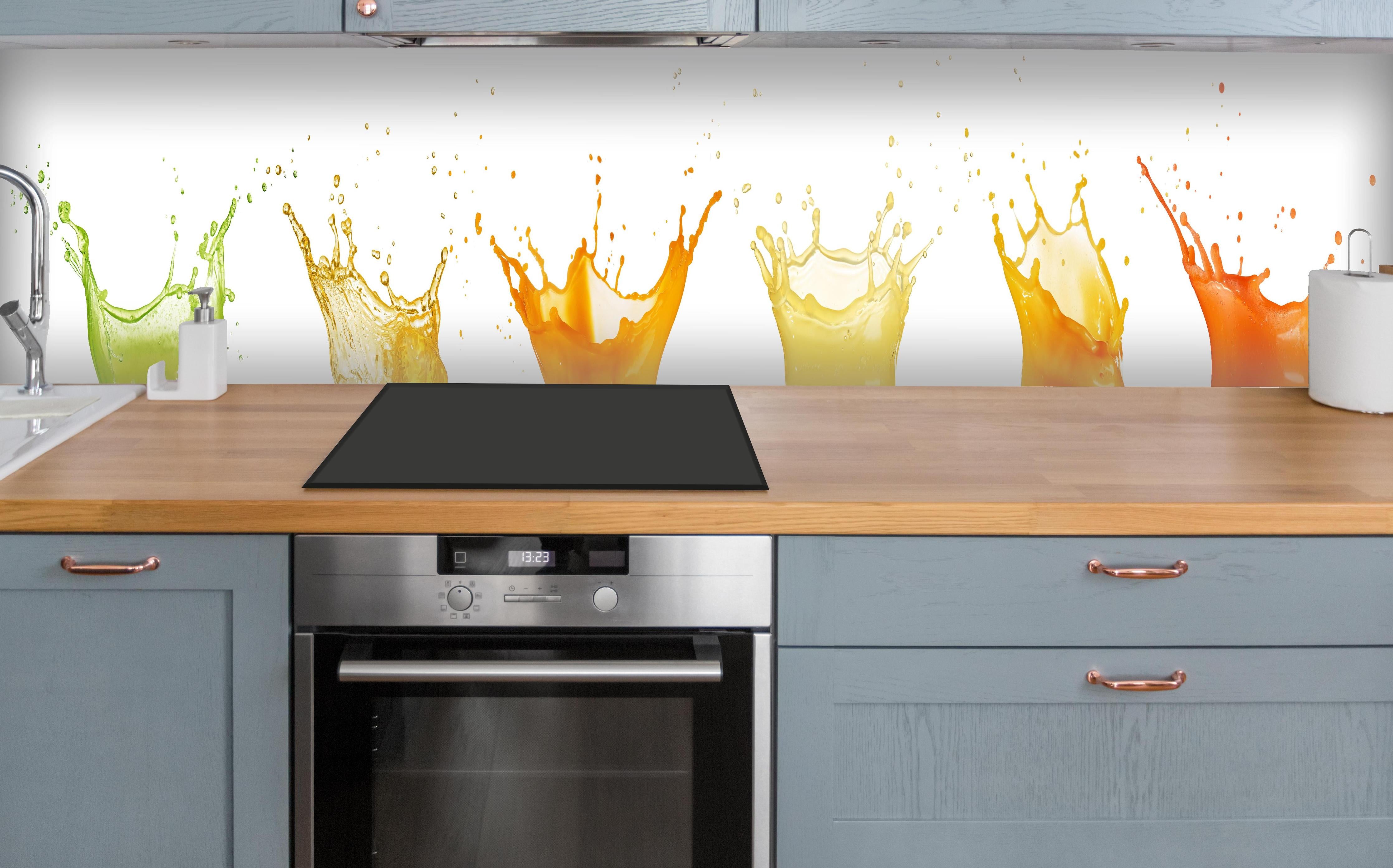 Küche - Grün-Gelb-Orange Wassersplash über polierter Holzarbeitsplatte mit Cerankochfeld