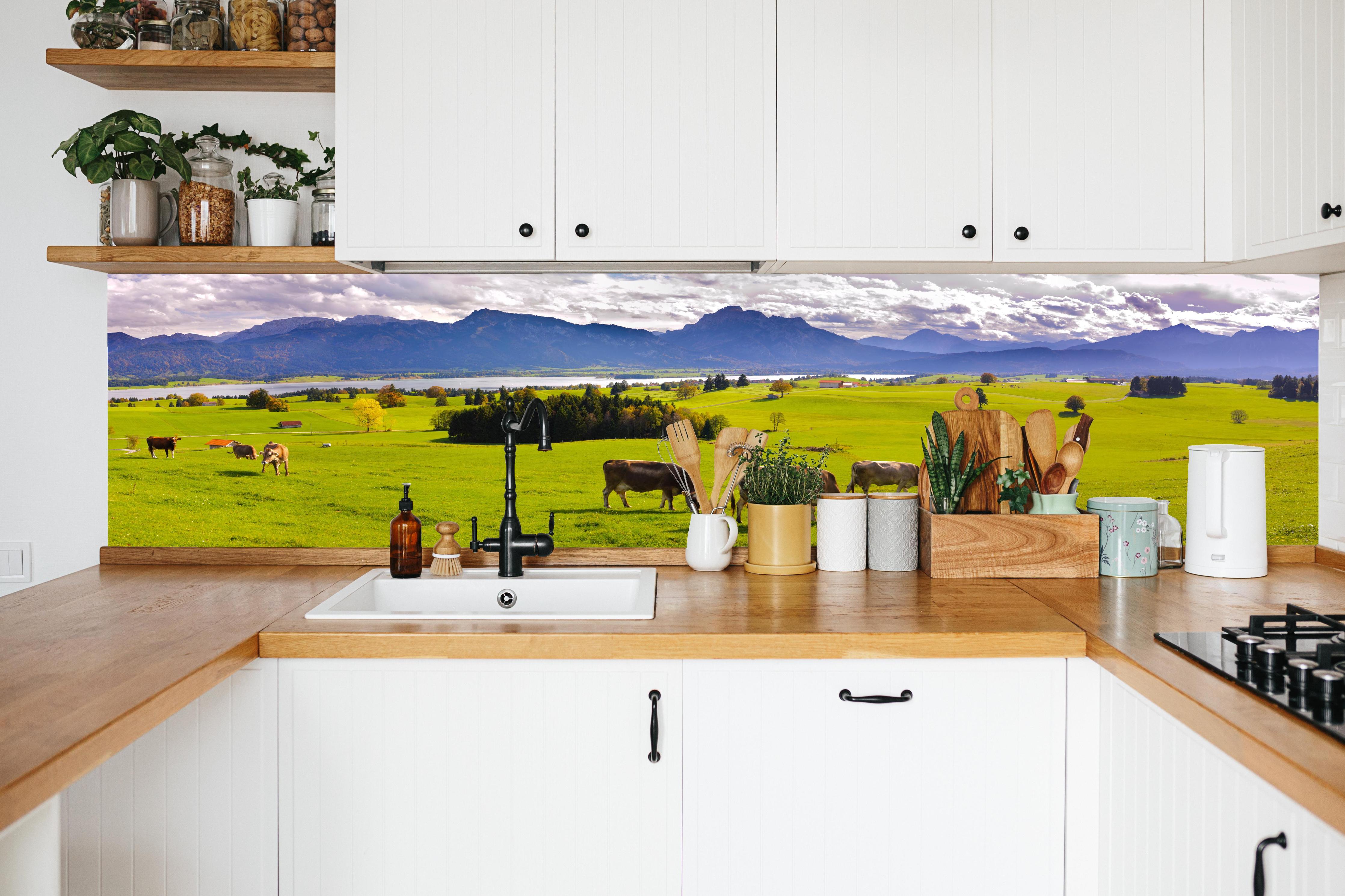 Küche - Grüne Bergwiese mit Kühen in weißer Küche hinter Gewürzen und Kochlöffeln aus Holz