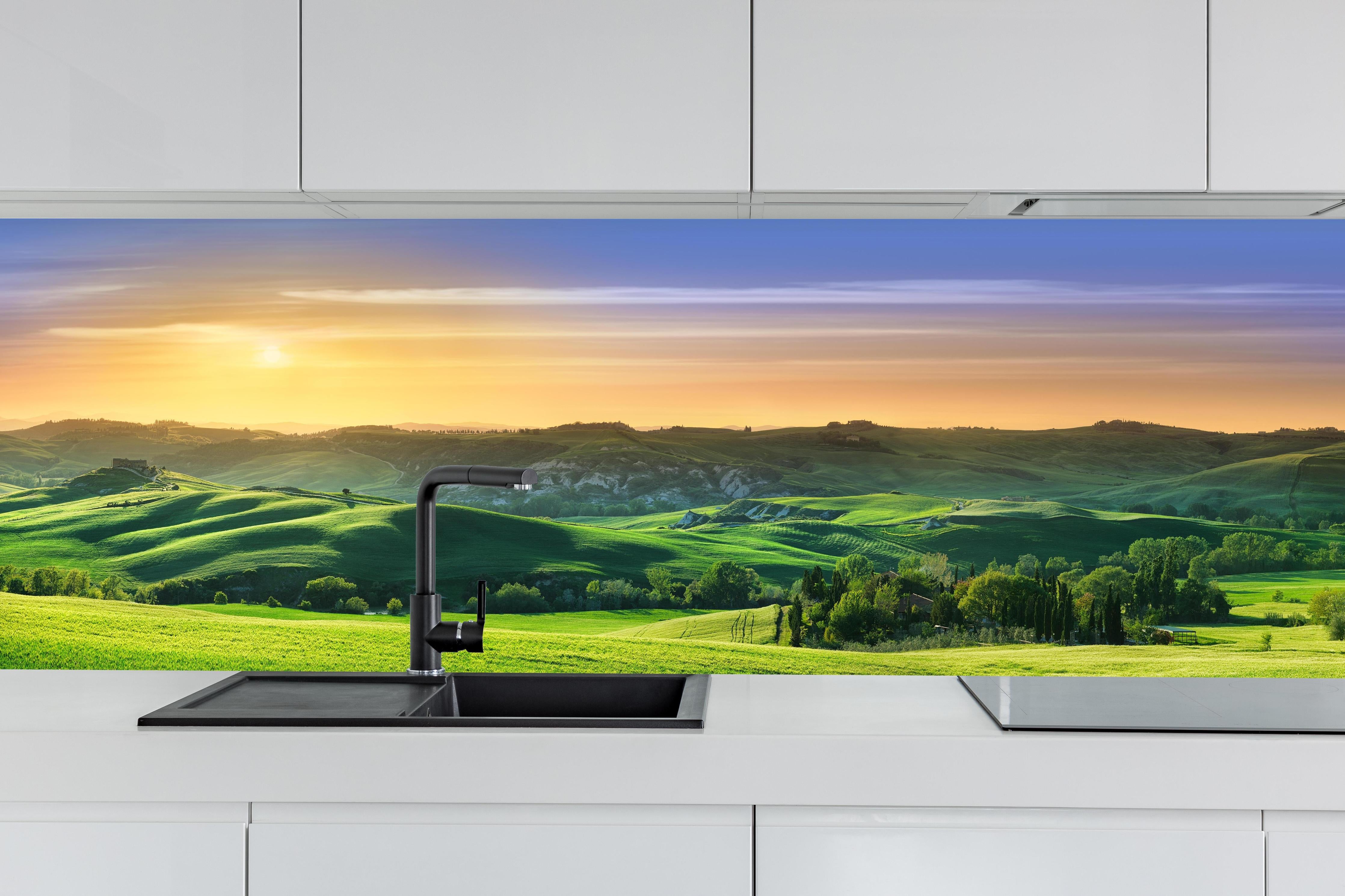 Küche - Grüne Toskana Panorama hinter weißen Hochglanz-Küchenregalen und schwarzem Wasserhahn