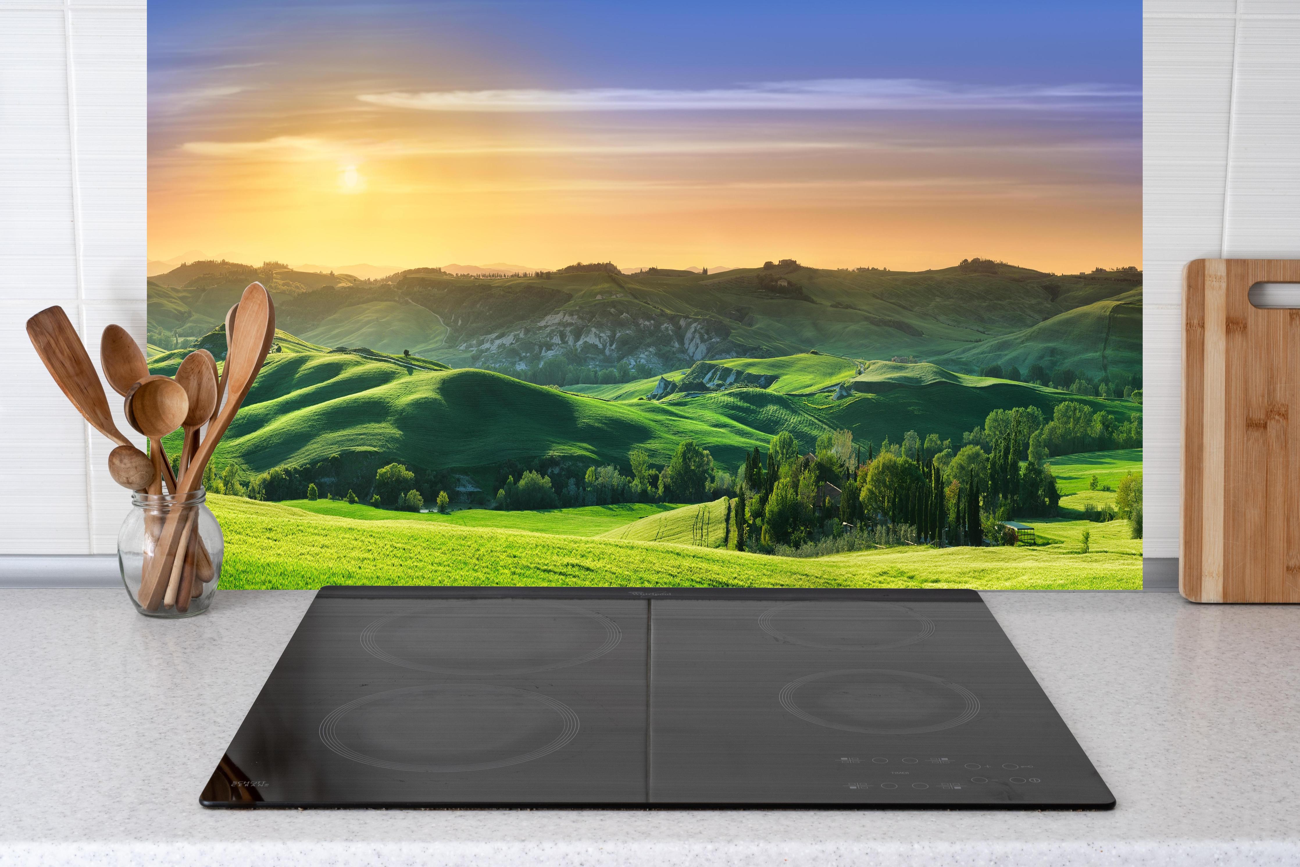 Küche - Grüne Toskana Panorama hinter Cerankochfeld und Holz-Kochutensilien