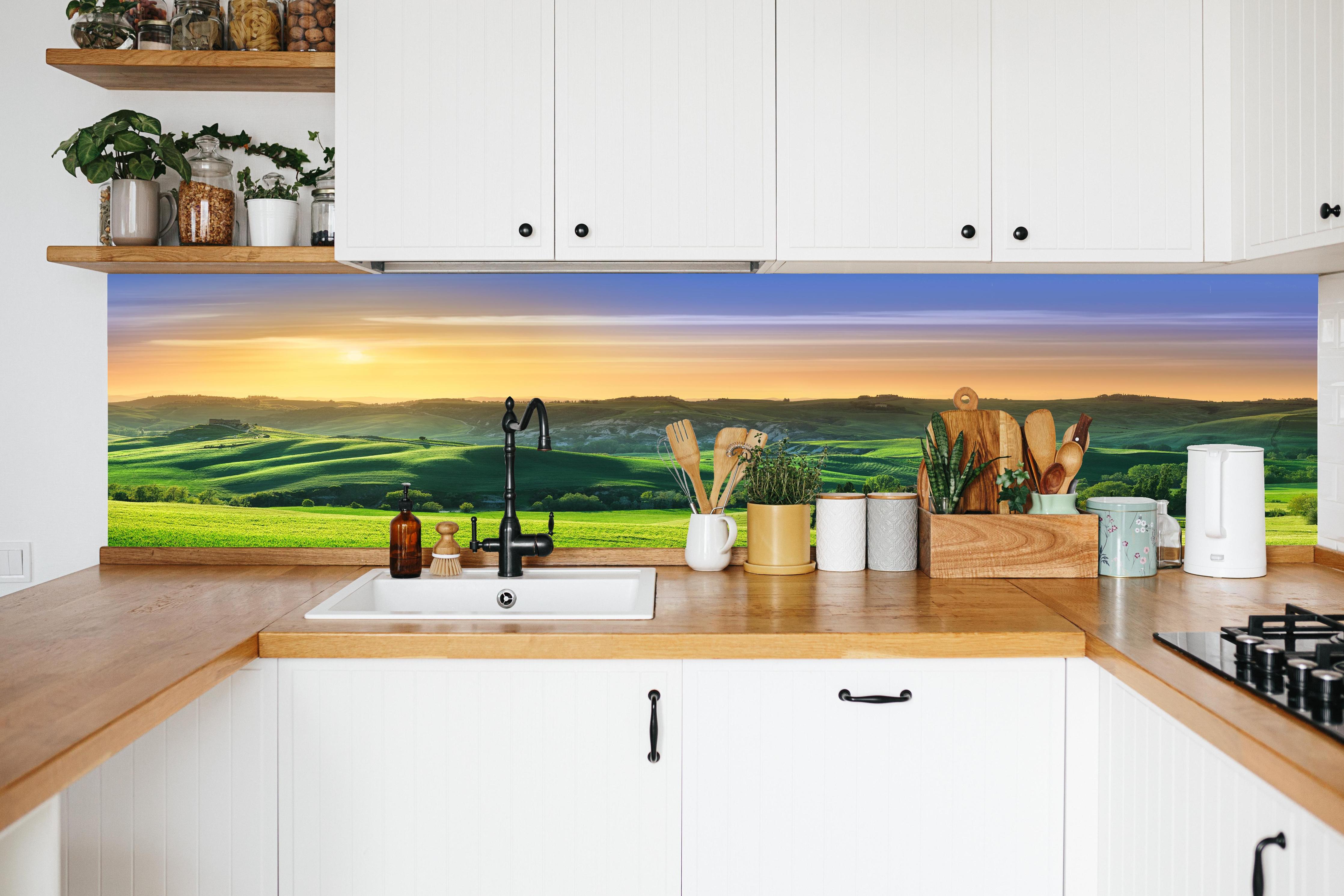 Küche - Grüne Toskana Panorama in weißer Küche hinter Gewürzen und Kochlöffeln aus Holz