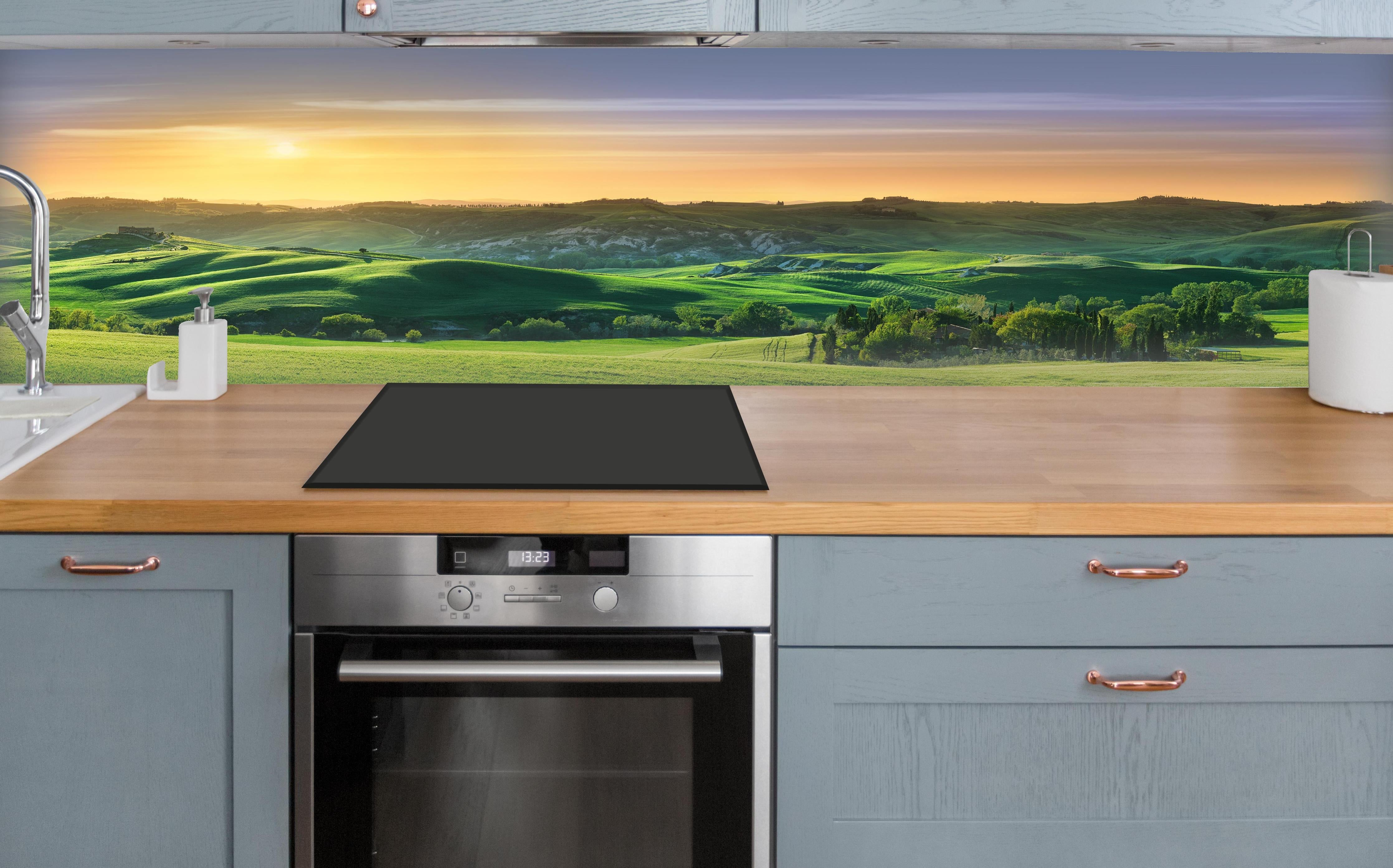 Küche - Grüne Toskana Panorama über polierter Holzarbeitsplatte mit Cerankochfeld