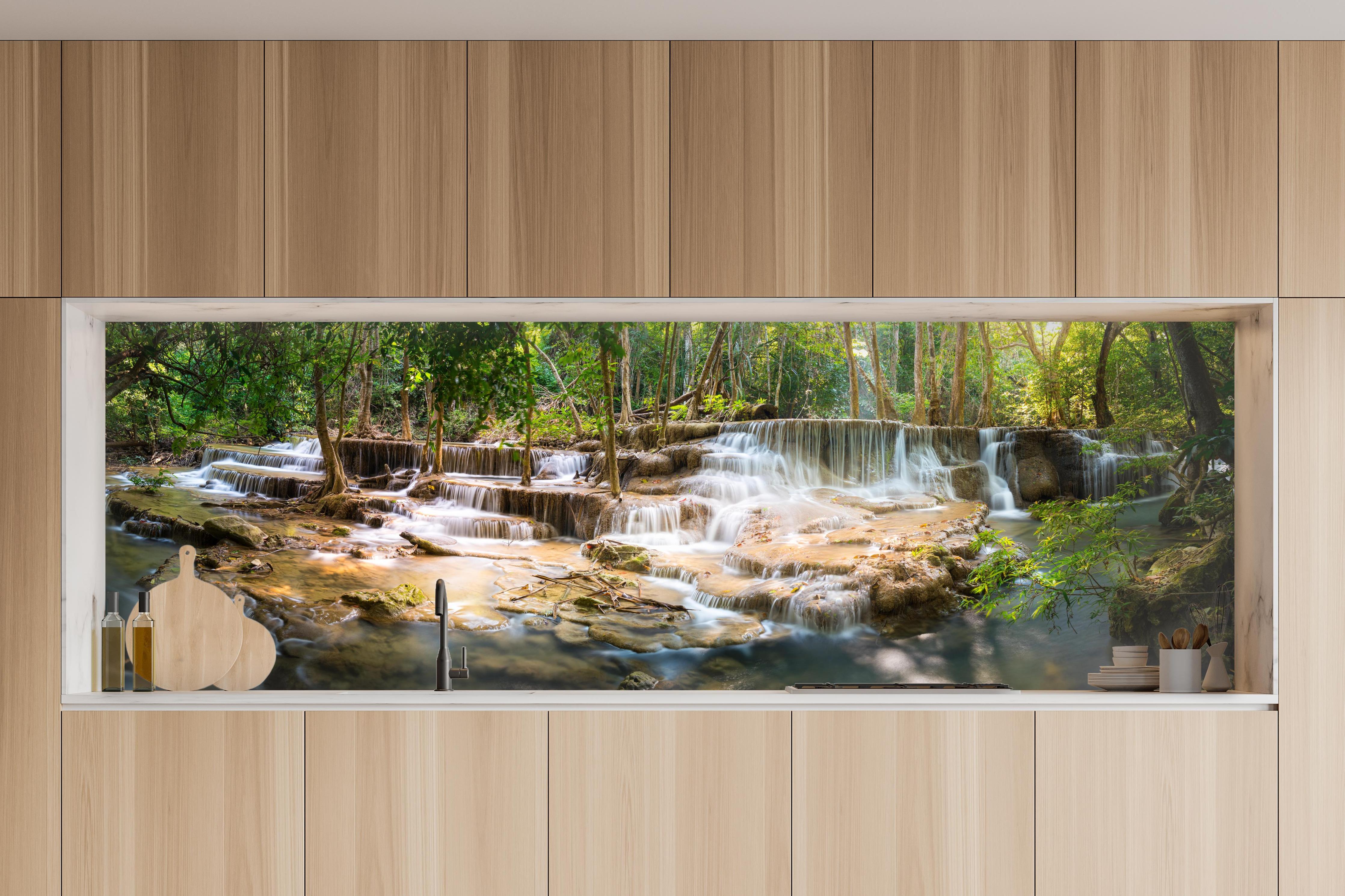 Küche - Grüner Wasserfall im Wald in charakteristischer Vollholz-Küche mit modernem Gasherd