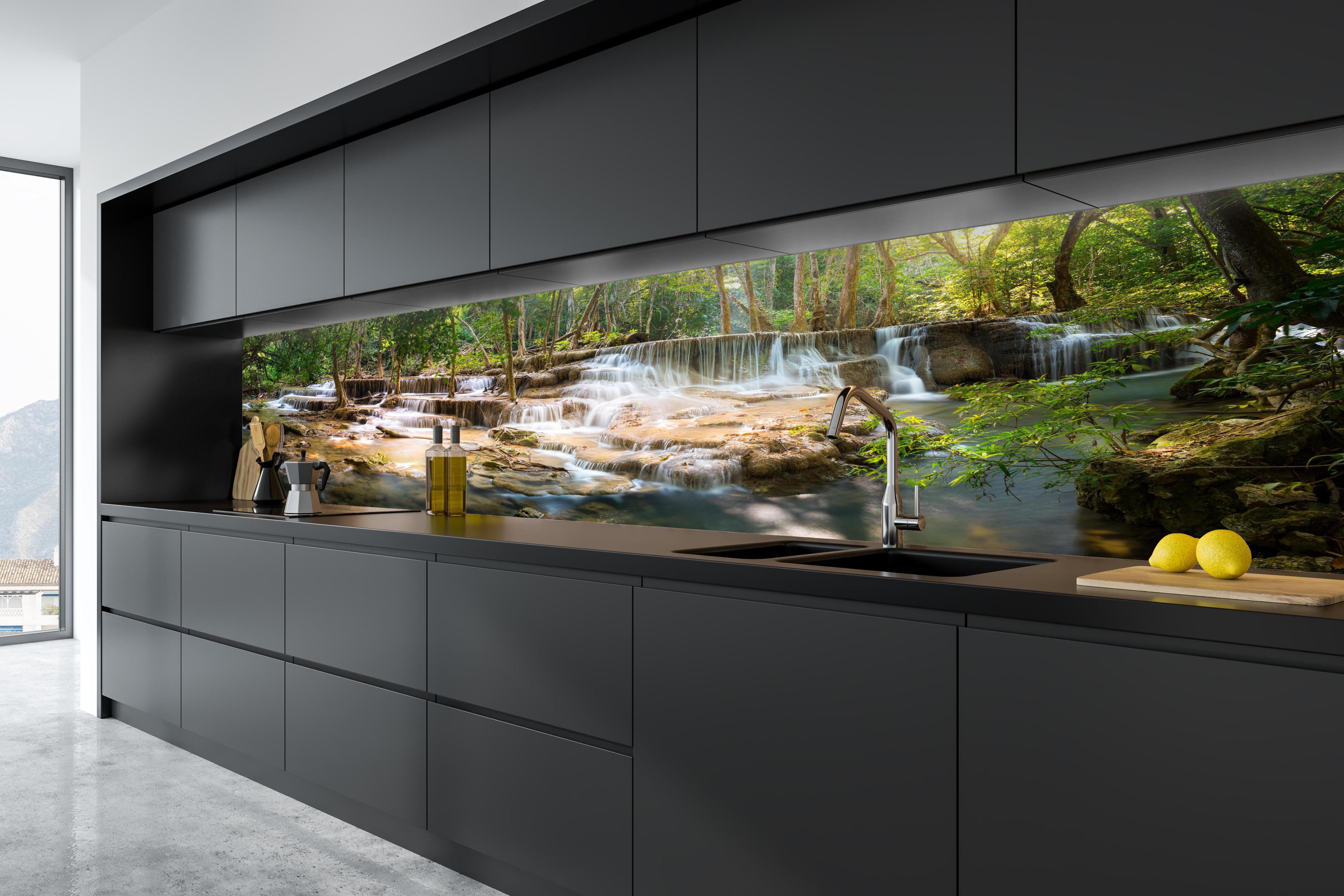 Küche - Grüner Wasserfall im Wald in tiefschwarzer matt-premium Einbauküche