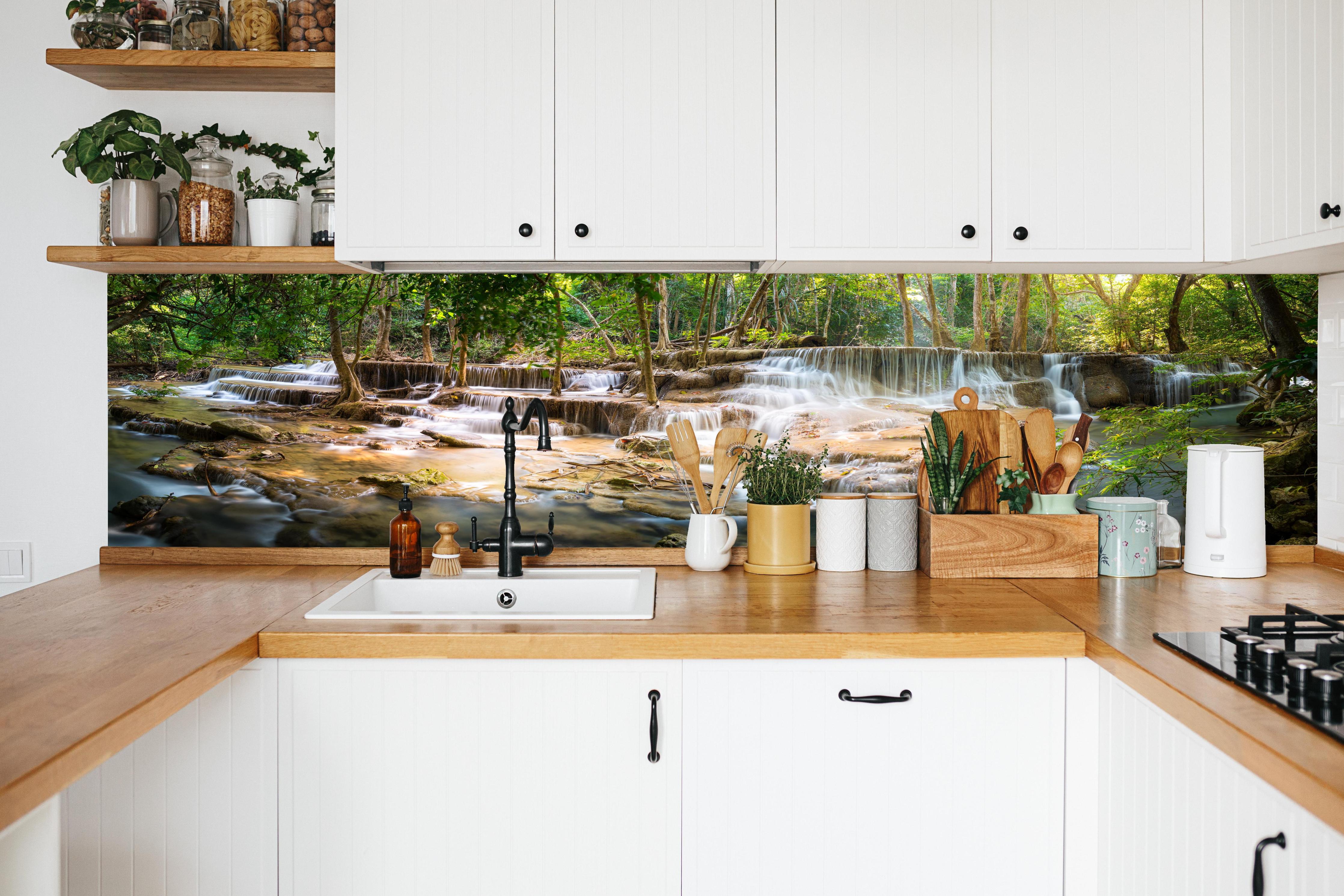 Küche - Grüner Wasserfall im Wald in weißer Küche hinter Gewürzen und Kochlöffeln aus Holz