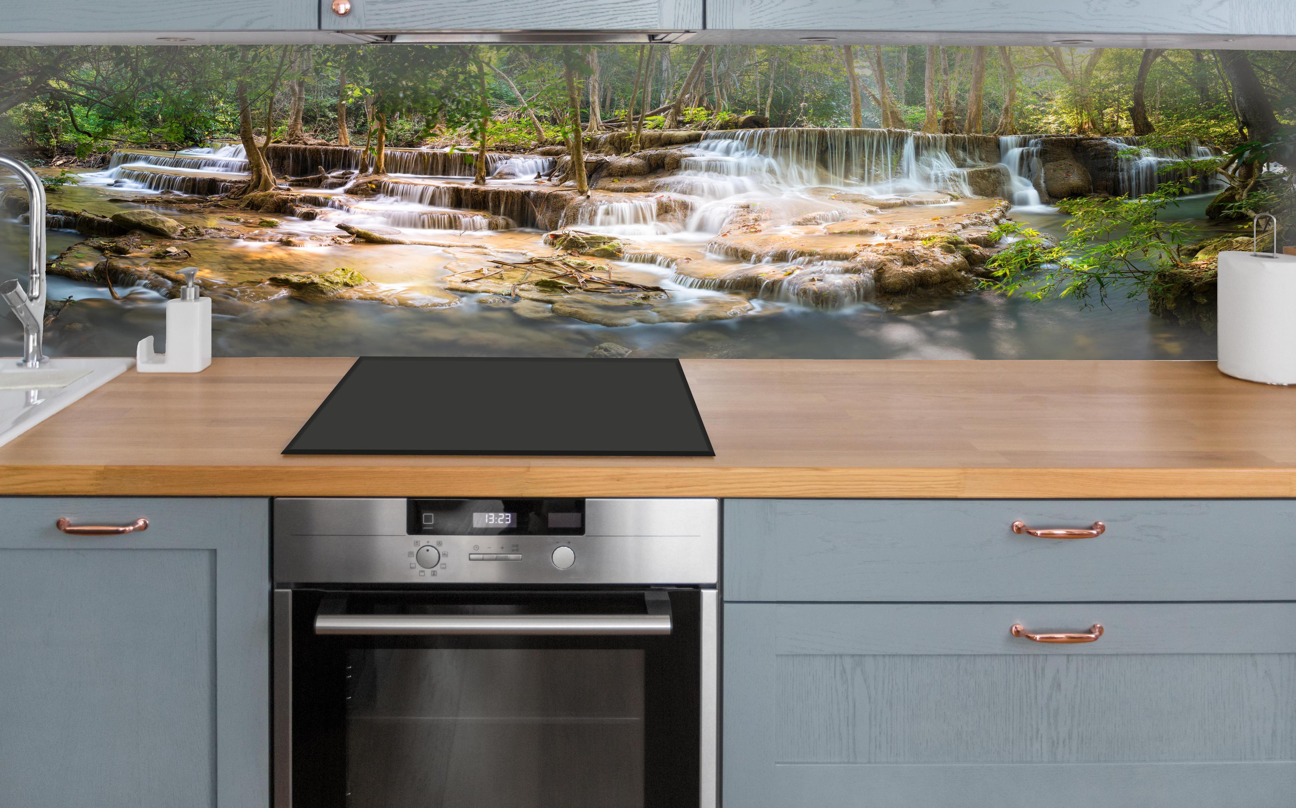 Küche - Grüner Wasserfall im Wald über polierter Holzarbeitsplatte mit Cerankochfeld