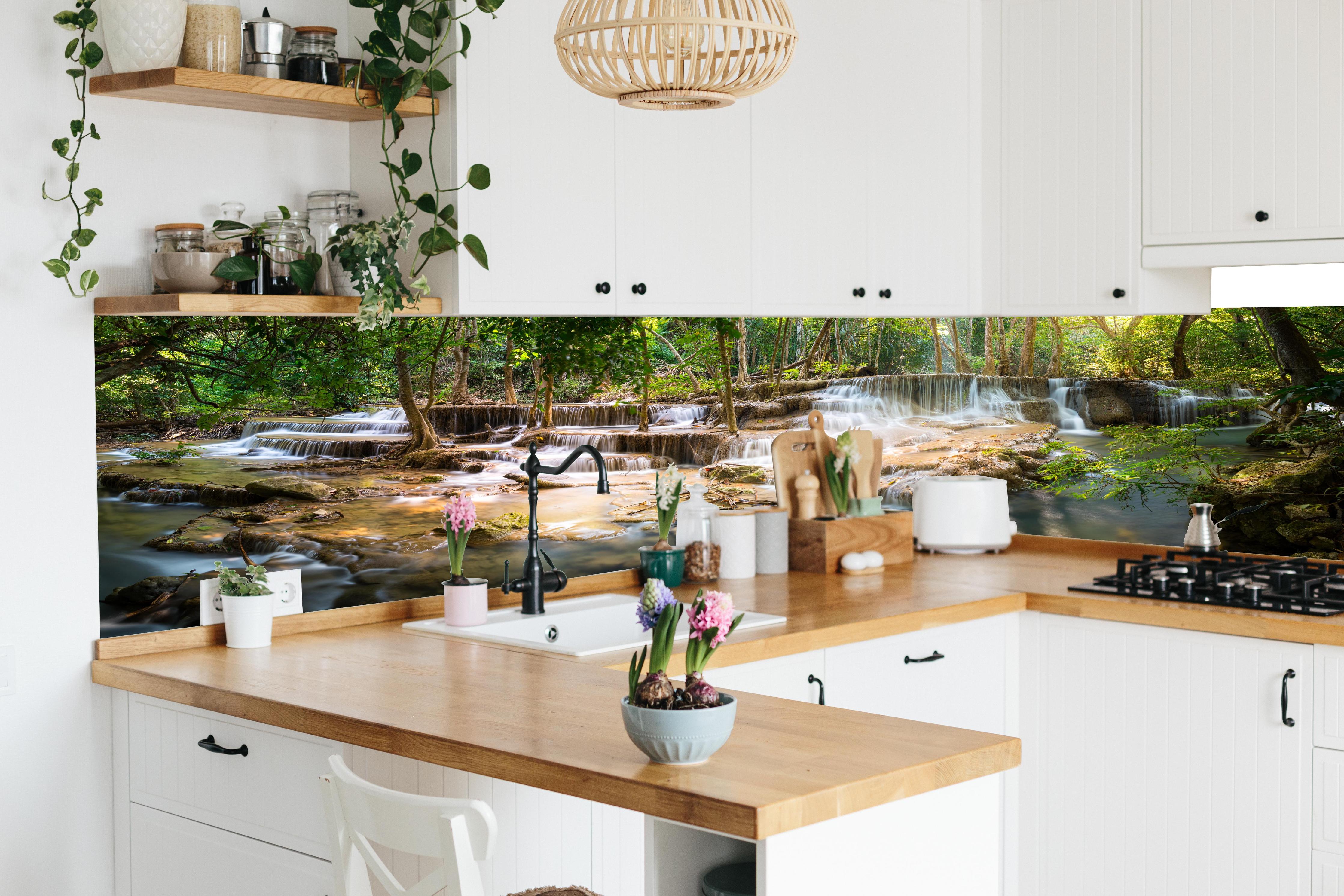 Küche - Grüner Wasserfall im Wald in lebendiger Küche mit bunten Blumen