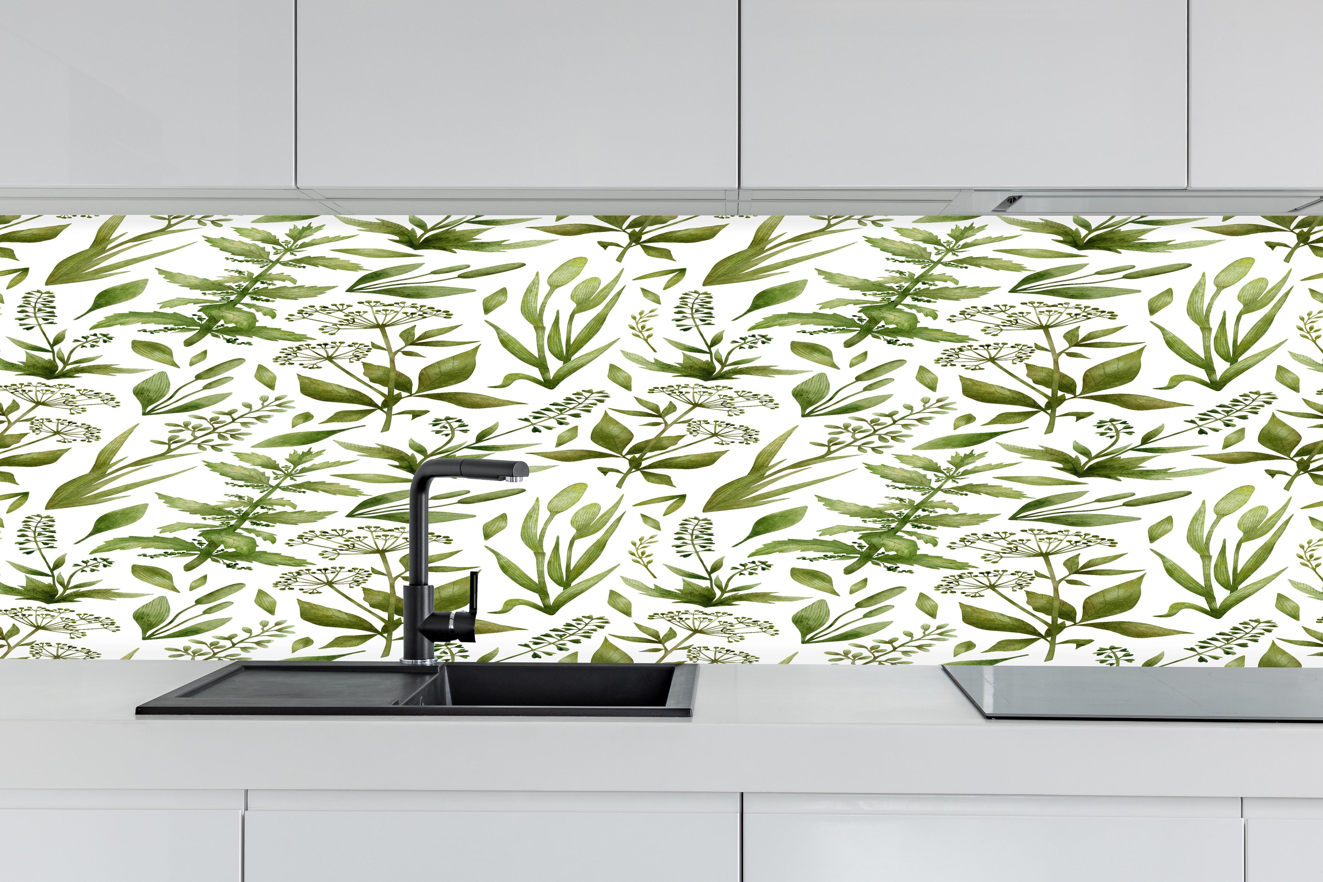 Küche - Grünes Kräuter-Aquarell-Muster hinter weißen Hochglanz-Küchenregalen und schwarzem Wasserhahn
