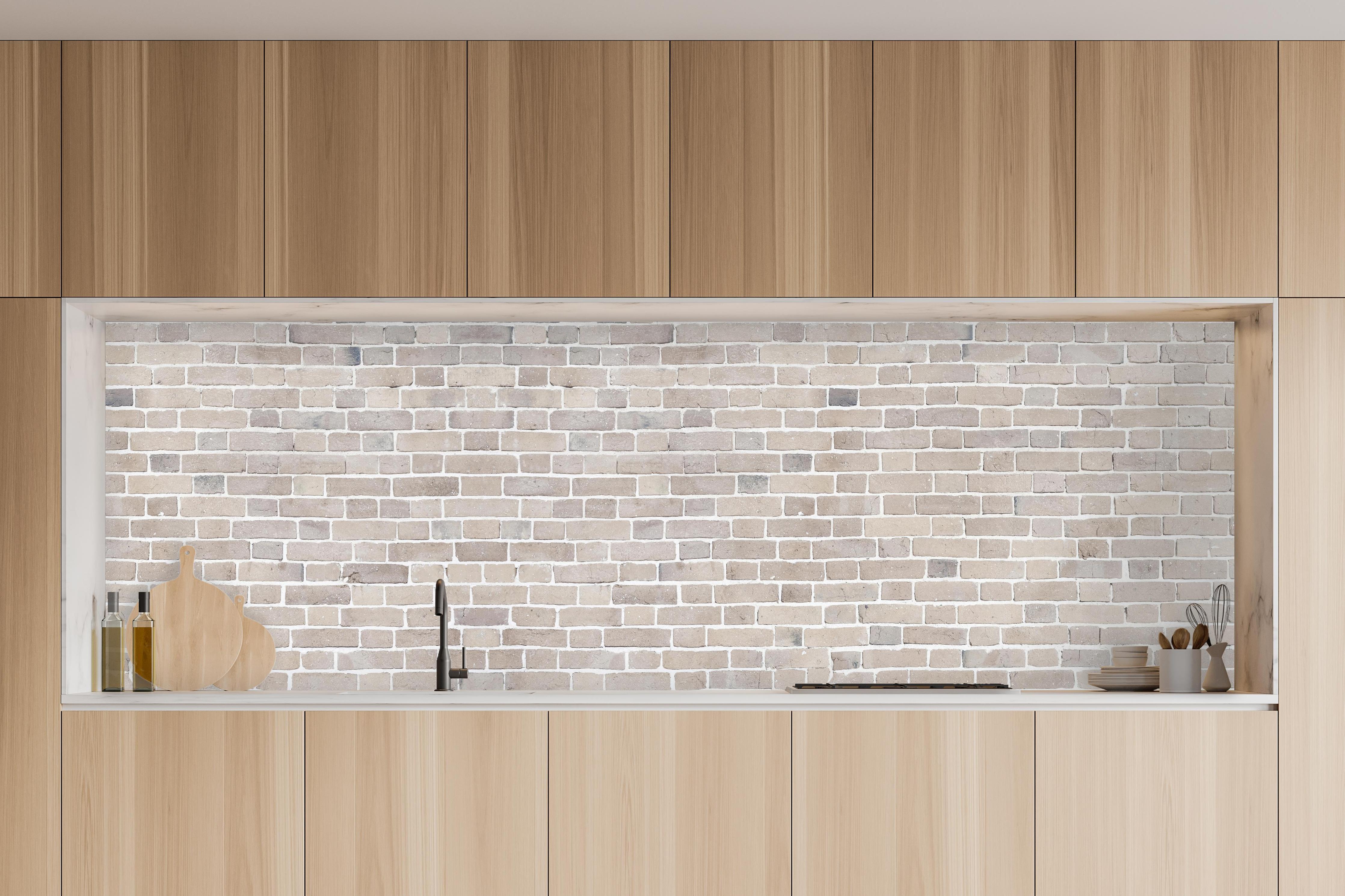 Küche - Helle Beige-Grau Ziegelstruktur in charakteristischer Vollholz-Küche mit modernem Gasherd