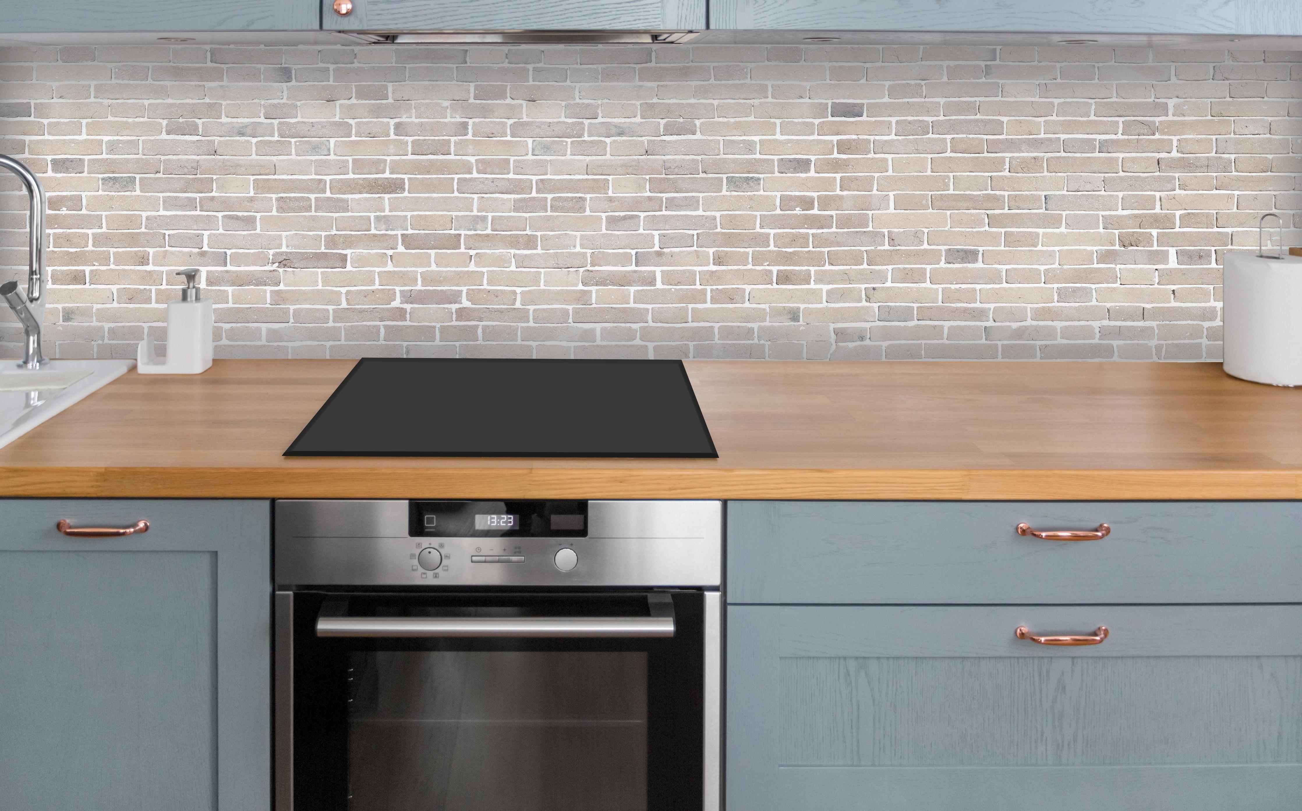 Küche - Helle Beige-Grau Ziegelstruktur über polierter Holzarbeitsplatte mit Cerankochfeld