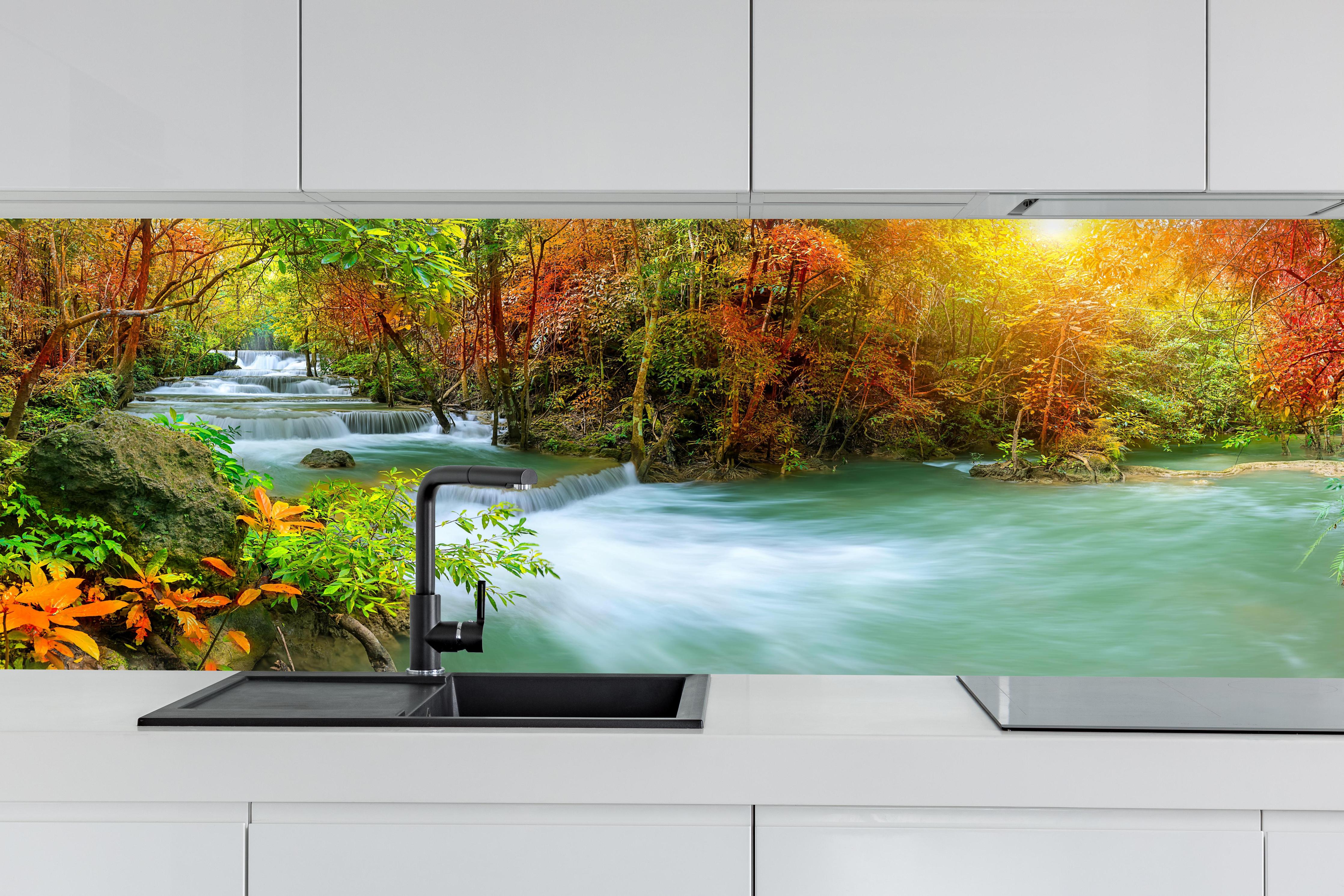 Küche - Herbstlicher Türkis-Wasserfall hinter weißen Hochglanz-Küchenregalen und schwarzem Wasserhahn