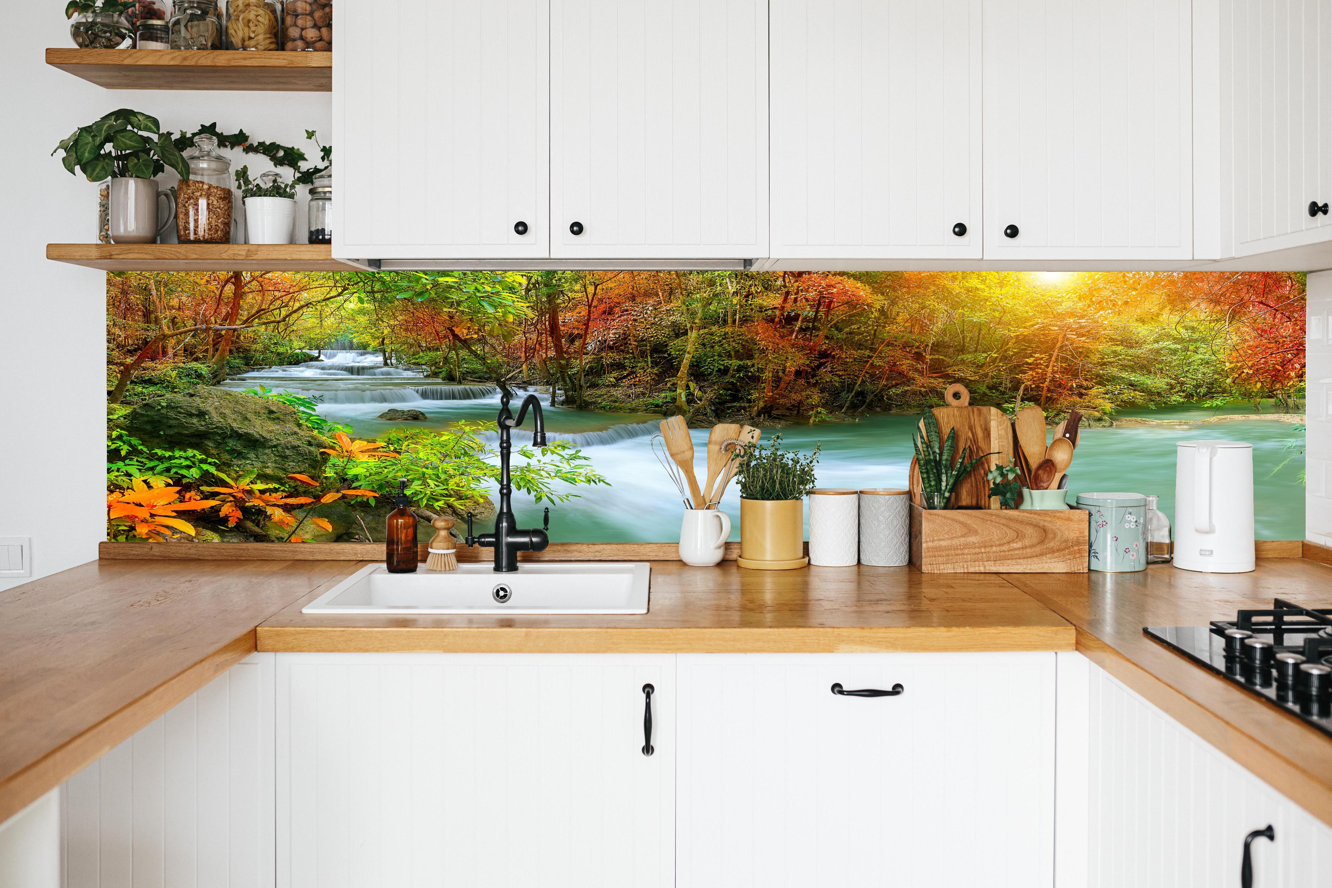 Küche - Herbstlicher Türkis-Wasserfall in weißer Küche hinter Gewürzen und Kochlöffeln aus Holz