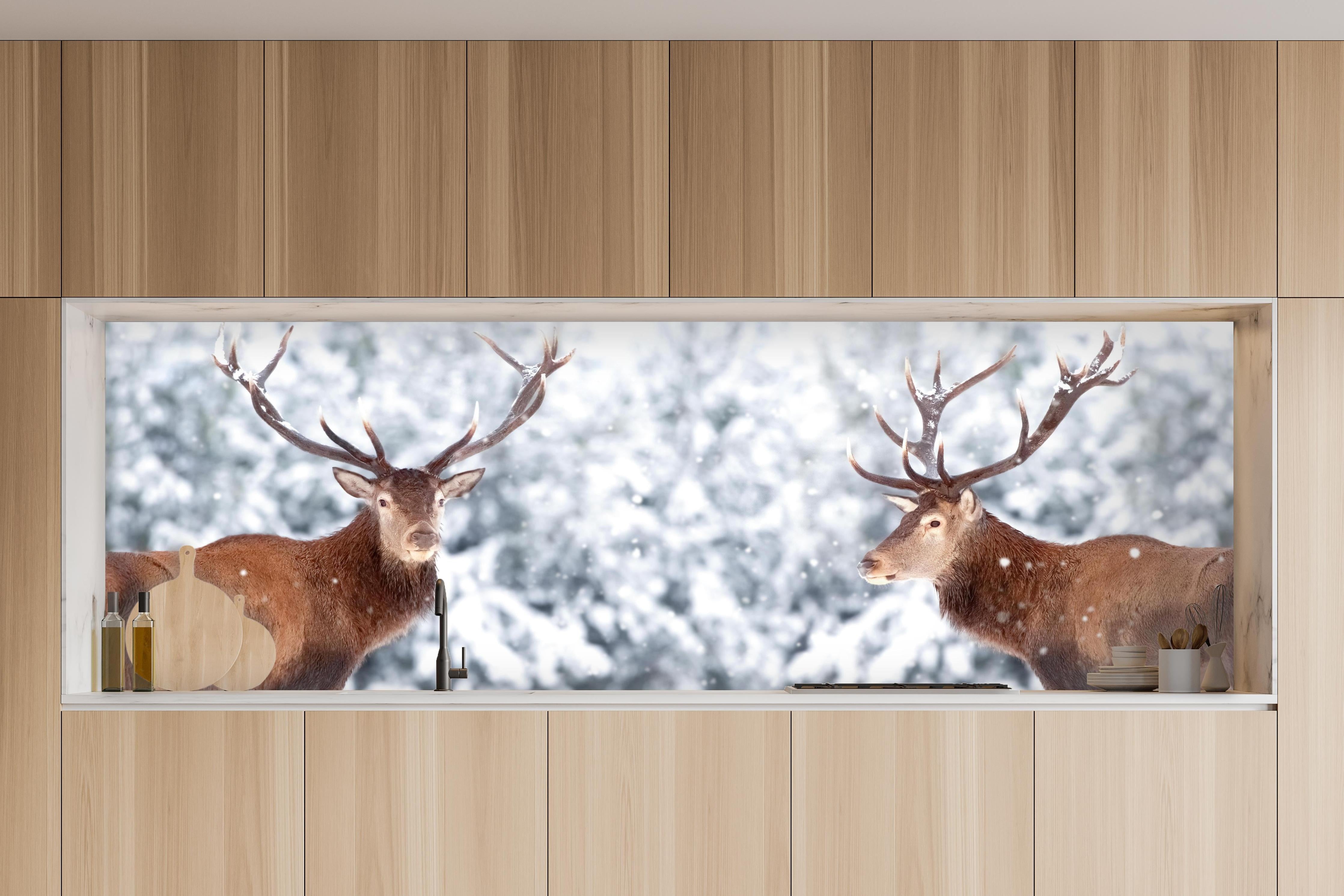 Küche - Hirsch-Paar im Winterwald in charakteristischer Vollholz-Küche mit modernem Gasherd