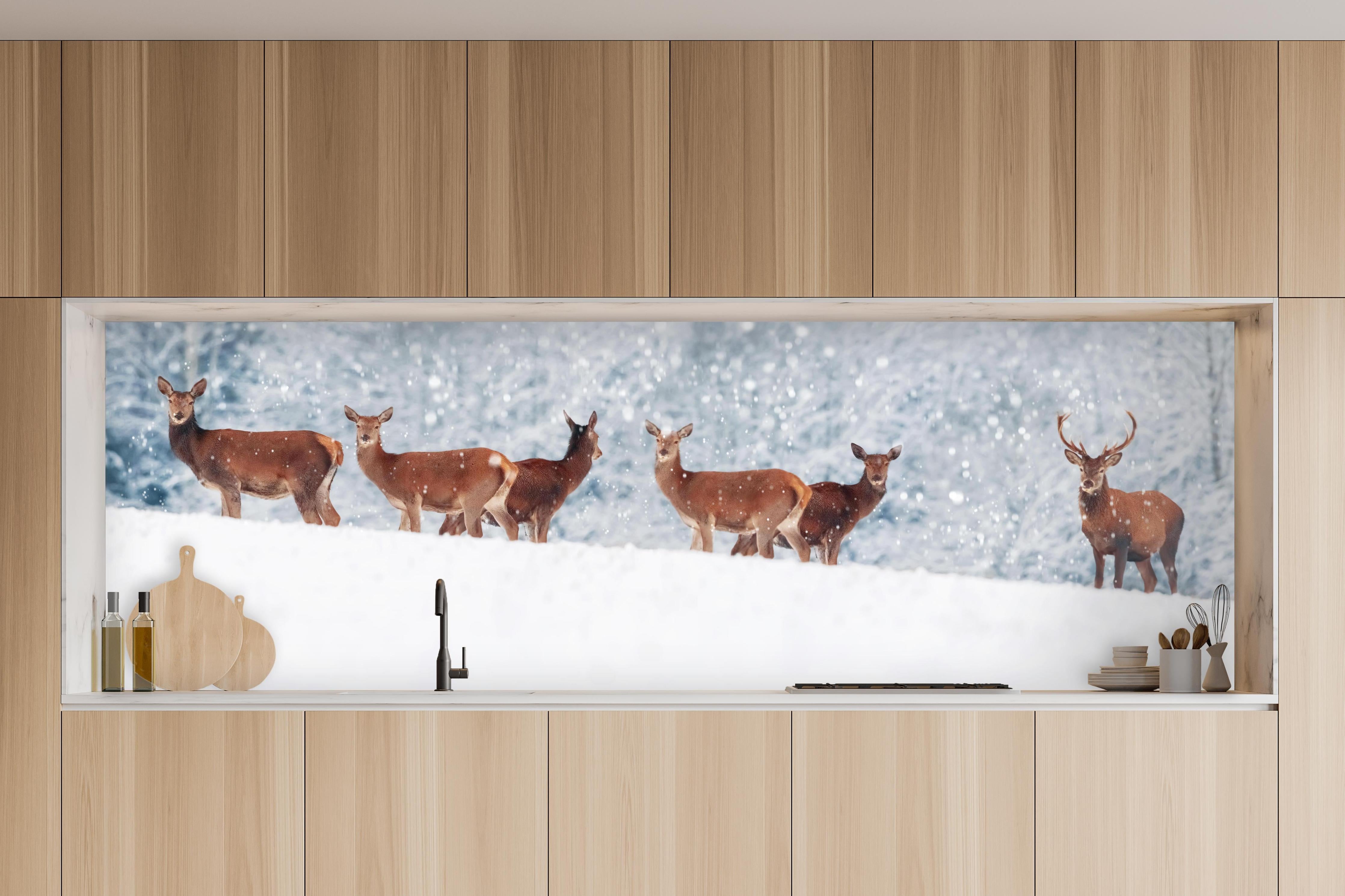 Küche - Hirsche im weißen Winterpanorama in charakteristischer Vollholz-Küche mit modernem Gasherd