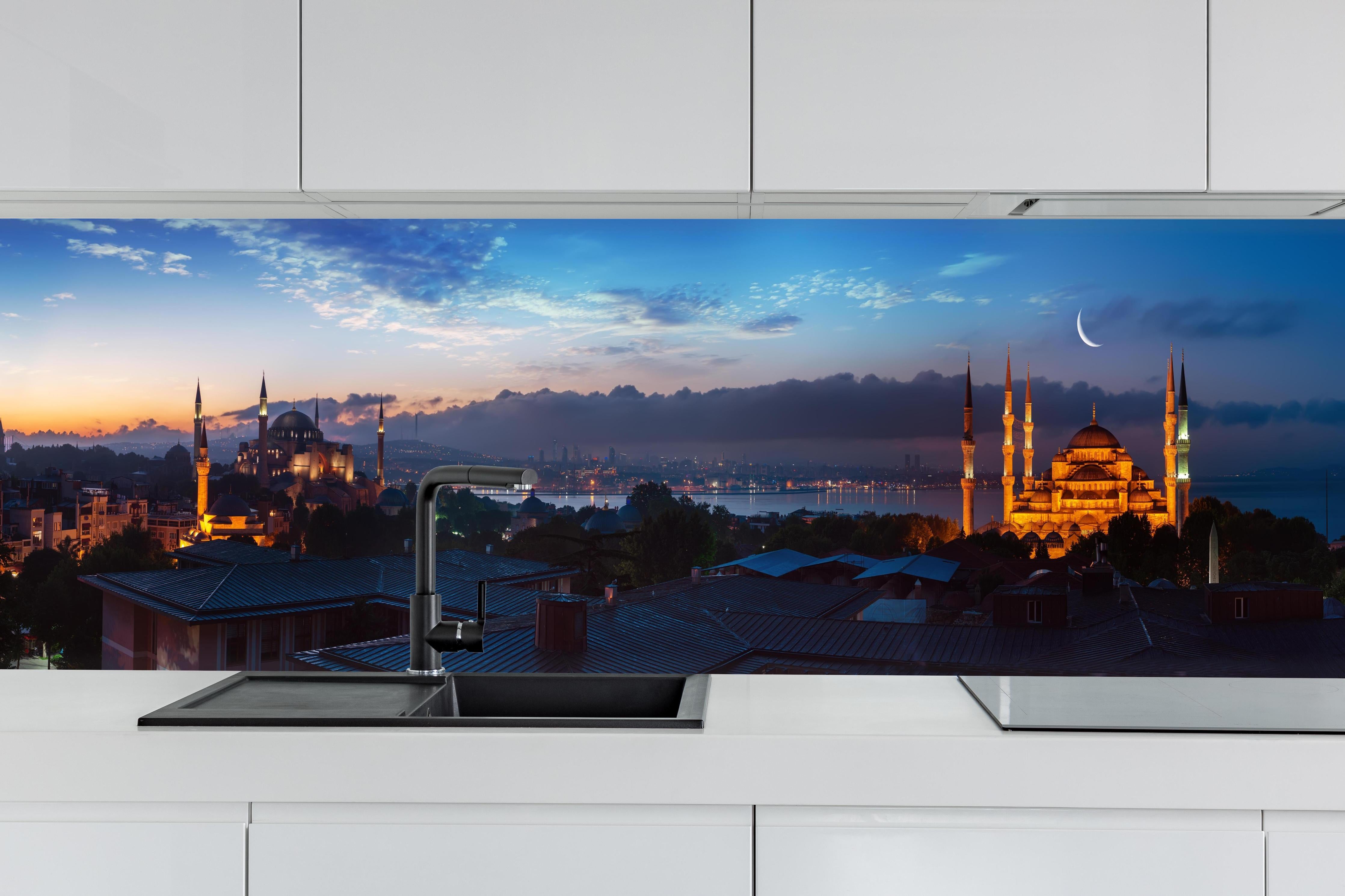 Küche - Istanbul Abendrot-Skyline hinter weißen Hochglanz-Küchenregalen und schwarzem Wasserhahn
