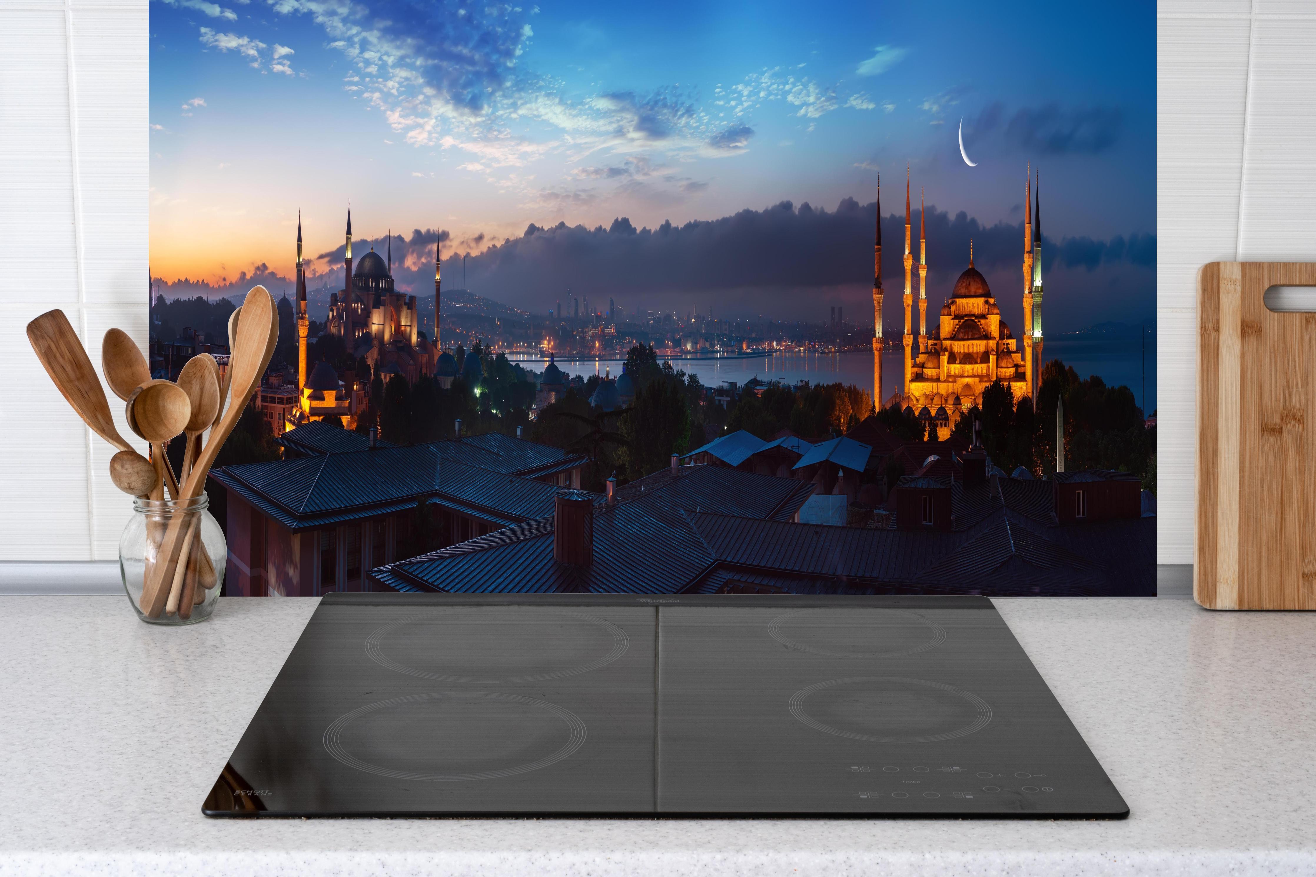Küche - Istanbul Abendrot-Skyline hinter Cerankochfeld und Holz-Kochutensilien